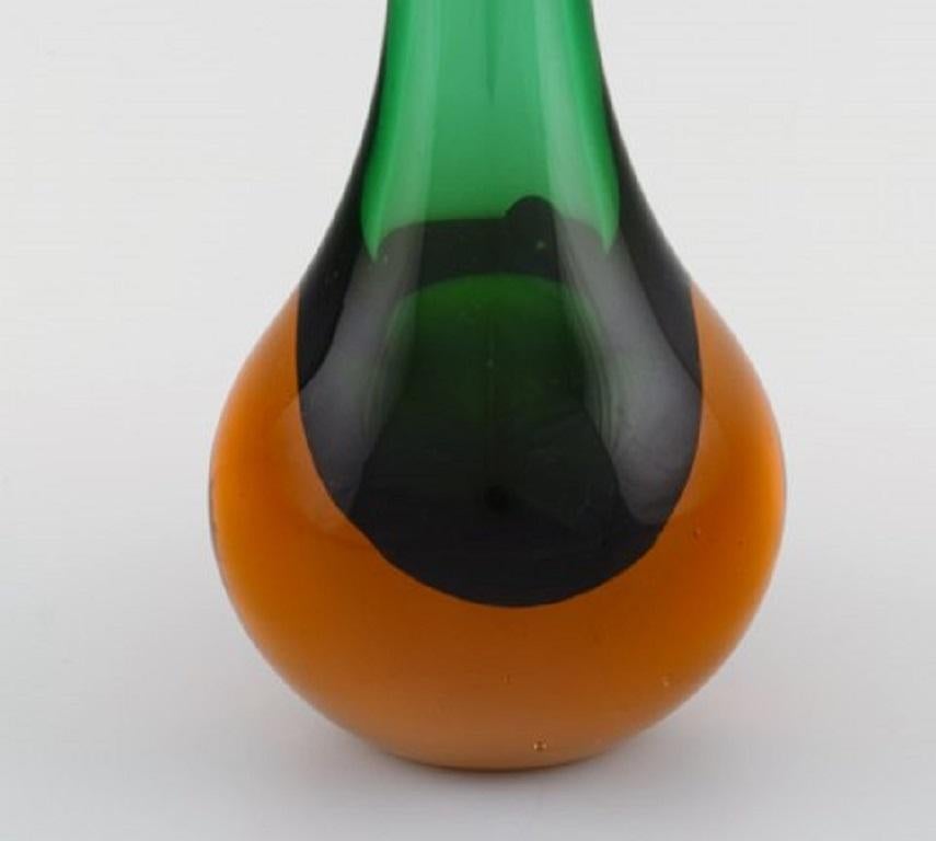 Große Vase aus Muranoglas im Mouth-Blown-Stil mit schmalem Hals, italienisches Design (Moderne der Mitte des Jahrhunderts) im Angebot