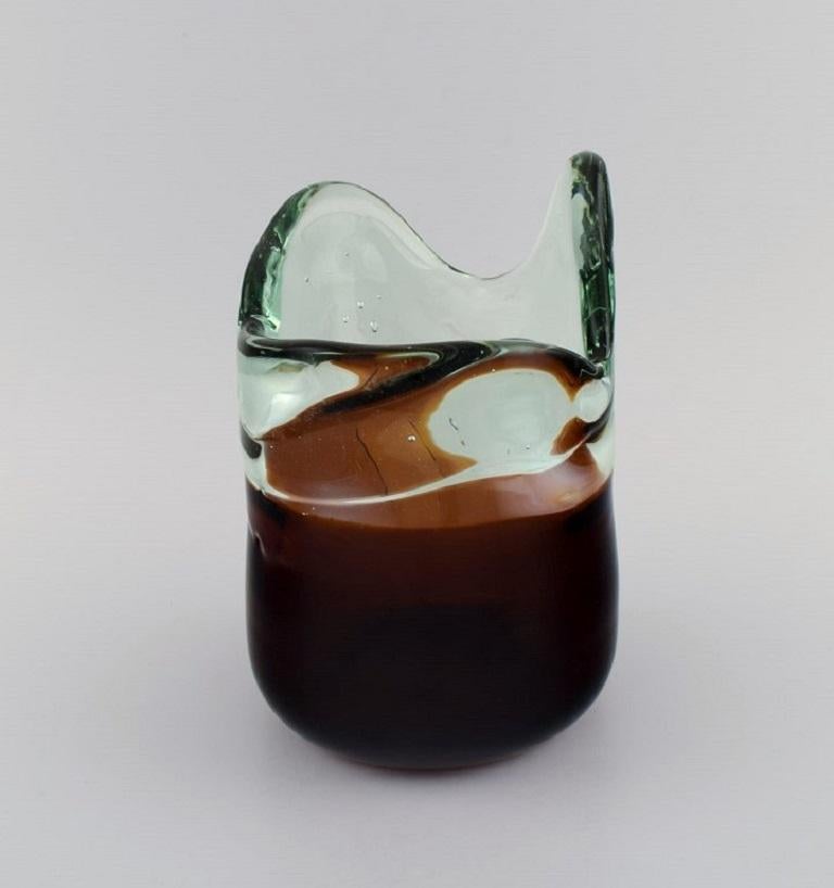 Große Vase aus mundgeblasenem Murano-Kunstglas mit gewelltem Rand. 
Italienisches Design/One, 1960er Jahre.
Maße: 21,5 x 17 cm
In ausgezeichnetem Zustand.