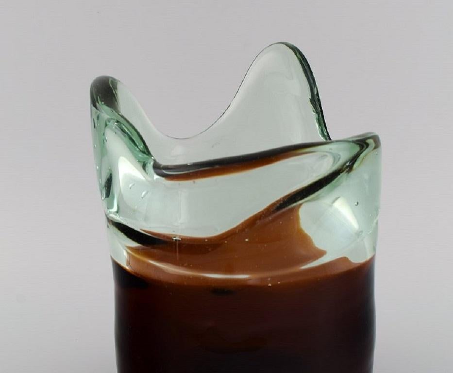 Große Vase aus mundgeblasenem Muranoglas mit wellenförmigem Rand, 1960er Jahre (Glaskunst) im Angebot
