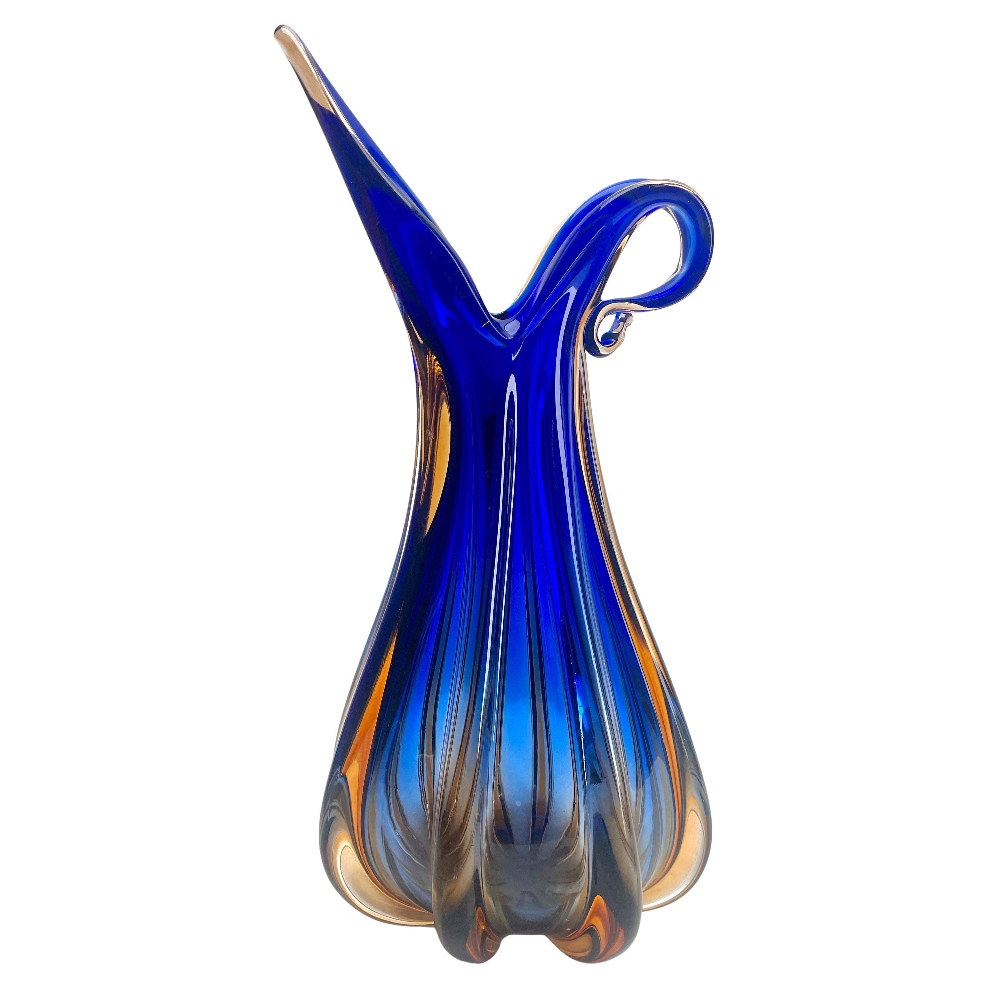 Diese gelappte Vase, die Barovier & Toso zugeschrieben wird, ist handgefertigt mit einem Kern aus Kobalt und Sommerso (farbige Außenschicht), der in den farbigen Glaskragen übergeht, der eine naturalistische Blattform hat und Eleganz in Ihr