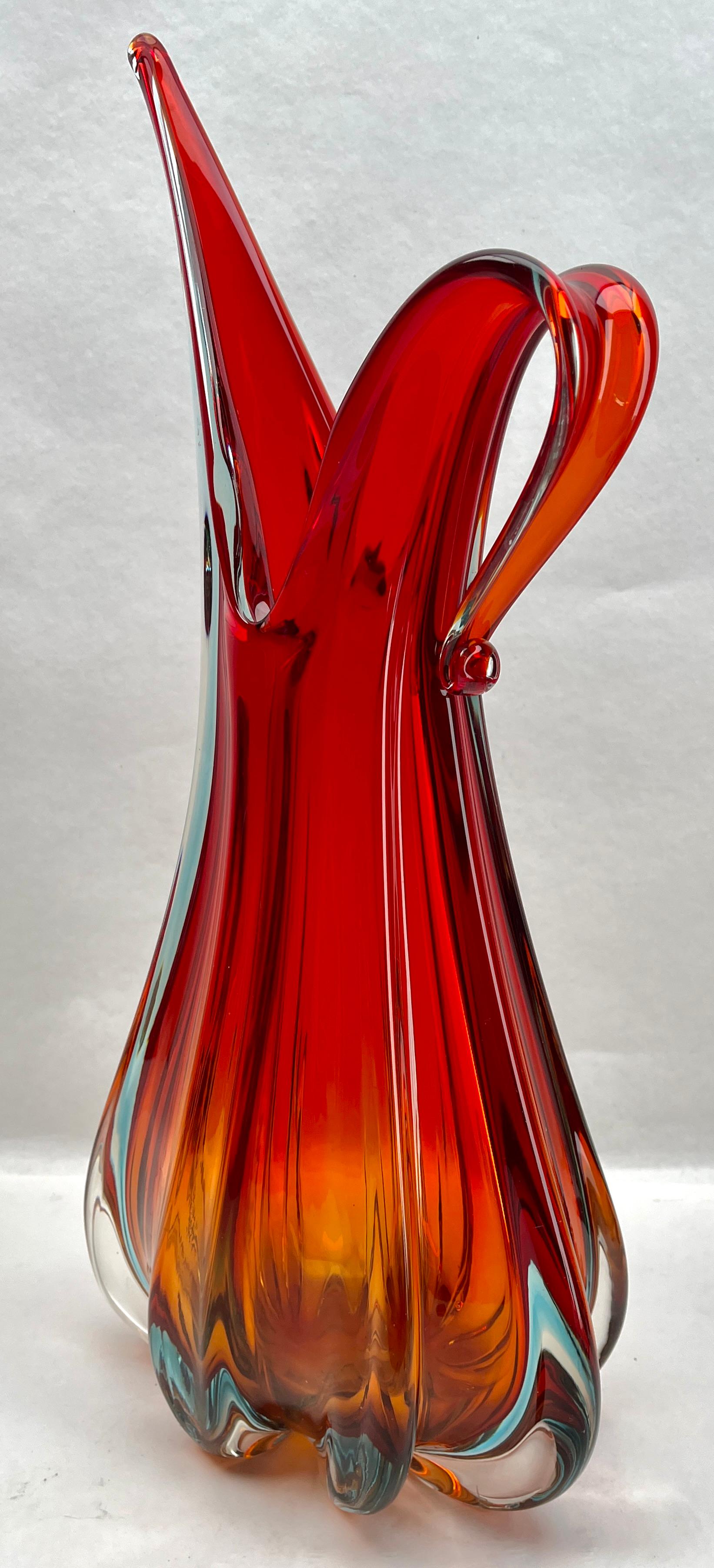 Großer Murano  Vase in mehrfarbigem Rot, Barovier & Toso zugeschrieben, 1960er Jahre (Moderne der Mitte des Jahrhunderts) im Angebot