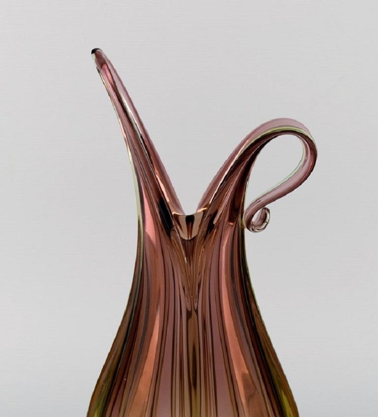 Large Murano vase /pitcher in mouth blown art glass. Italian design, 1960s.
Measures: 31.5 x 15 cm.
In excellent condition.