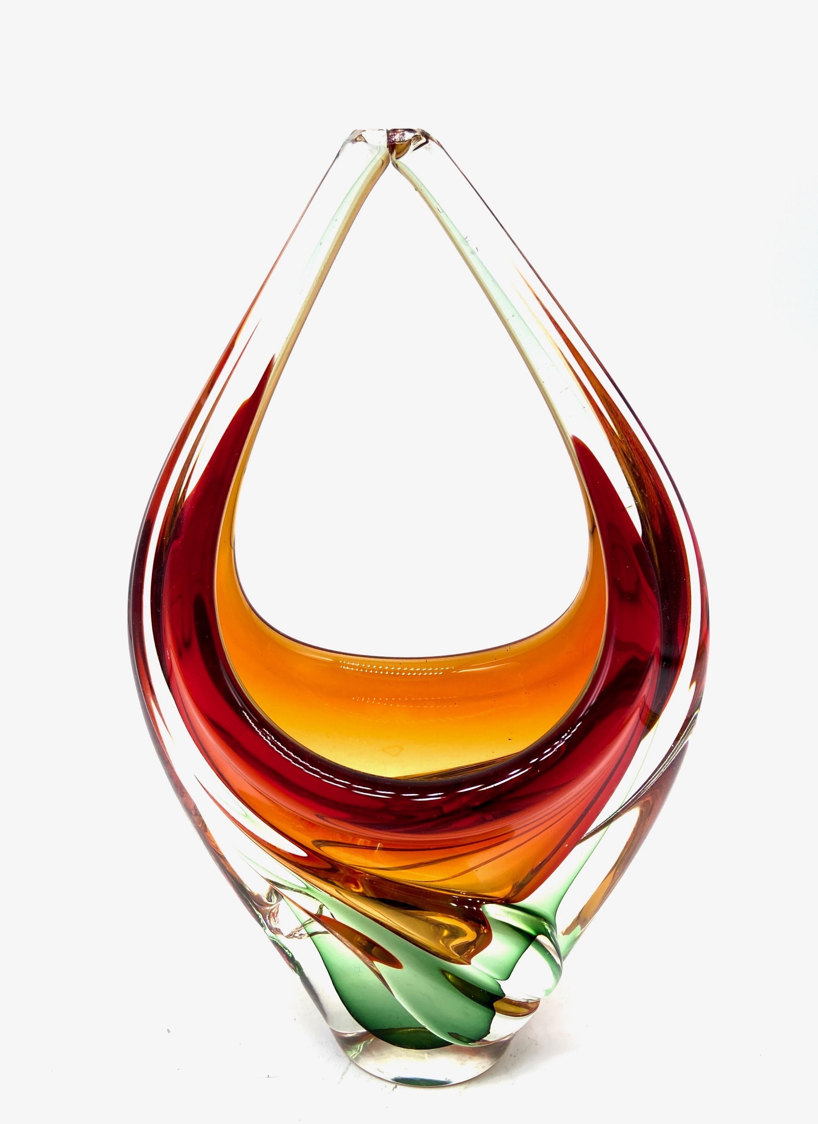 Murano-Vase aus mundgeblasenem Kunstglas. Italienisches Design, 1950er Jahre.
Maße: 22 Höhe cm.
In perfektem Zustand.