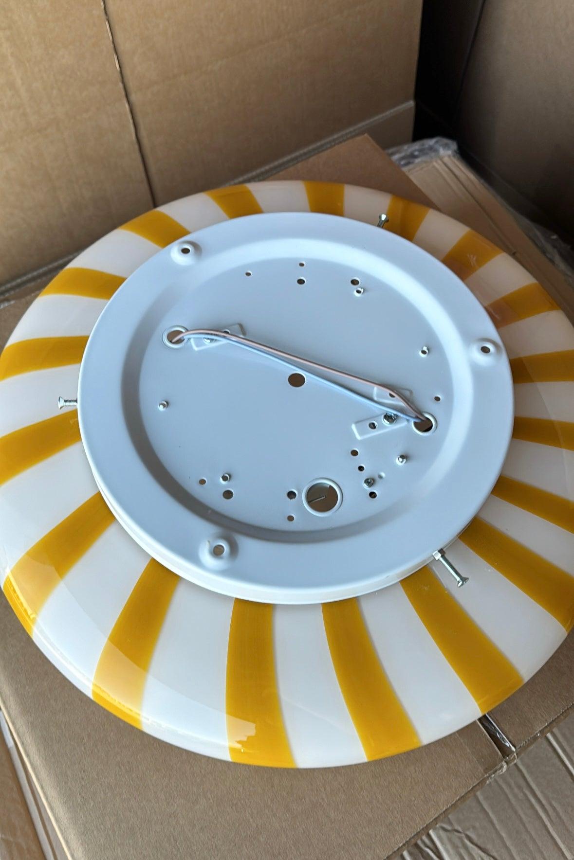 italien Grande applique murale encastrée de Murano vintage en forme de bonbons, striées jaune et blanches en vente