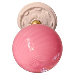 Grand pendentif ovale vintage Candy en verre rose tourbillonnant de Murano, Italie