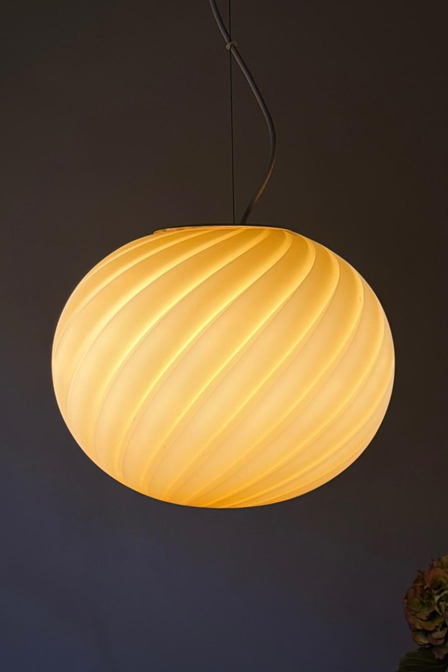 Large Murano Vintage Candy oval pendant creme carame swirl glass, made in Italy In New Condition For Sale In København, DK