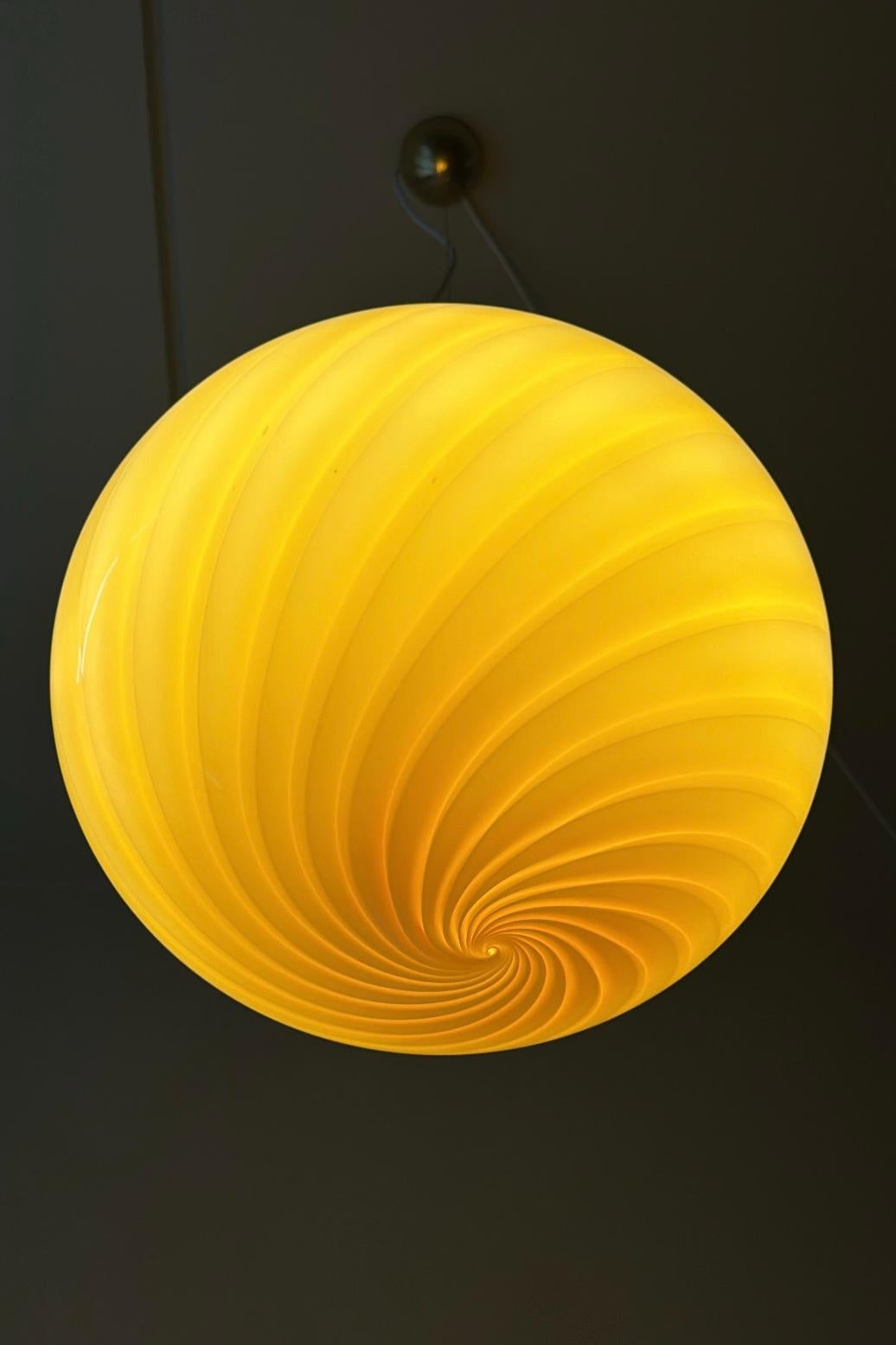 Large Murano Vintage Candy oval pendant creme carame swirl glass, made in Italy For Sale 1