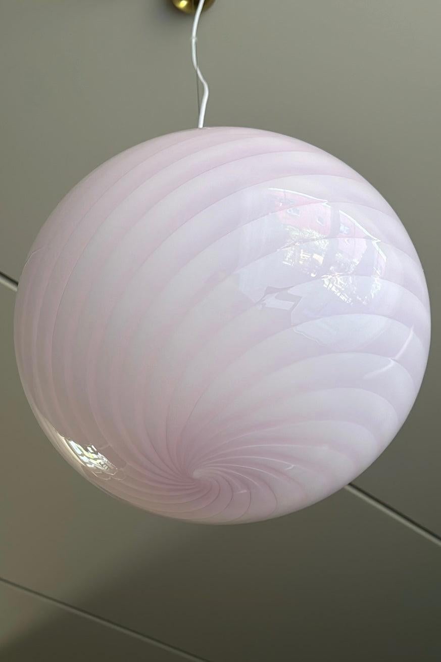 Large new Italian Murano candy pendant ceiling lamp in soft pink. Mouth-blown glass in oval shape with swirl pattern. E27 socket. Comes with adjustable suspension.
Handmade in Italy.
D:40 cm  

As it is mouth blown glass, the expression will differ
