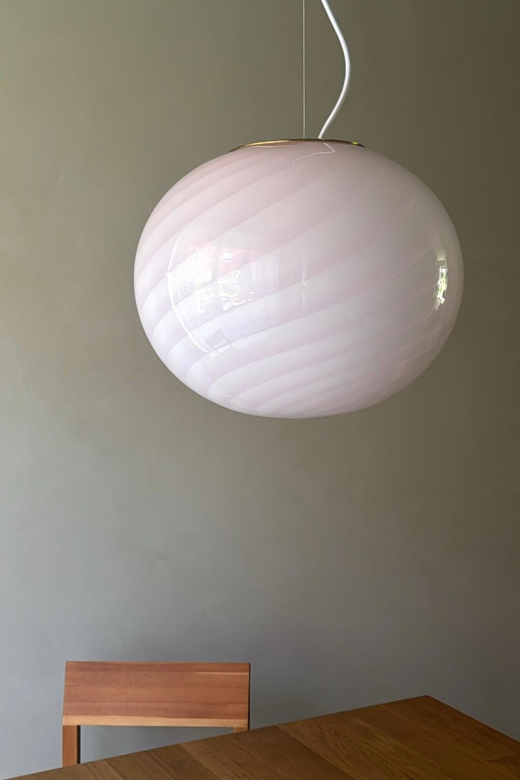 Contemporary Large Murano Vintage Candy oval pendant soft pink swirl glass, made in Italy For Sale