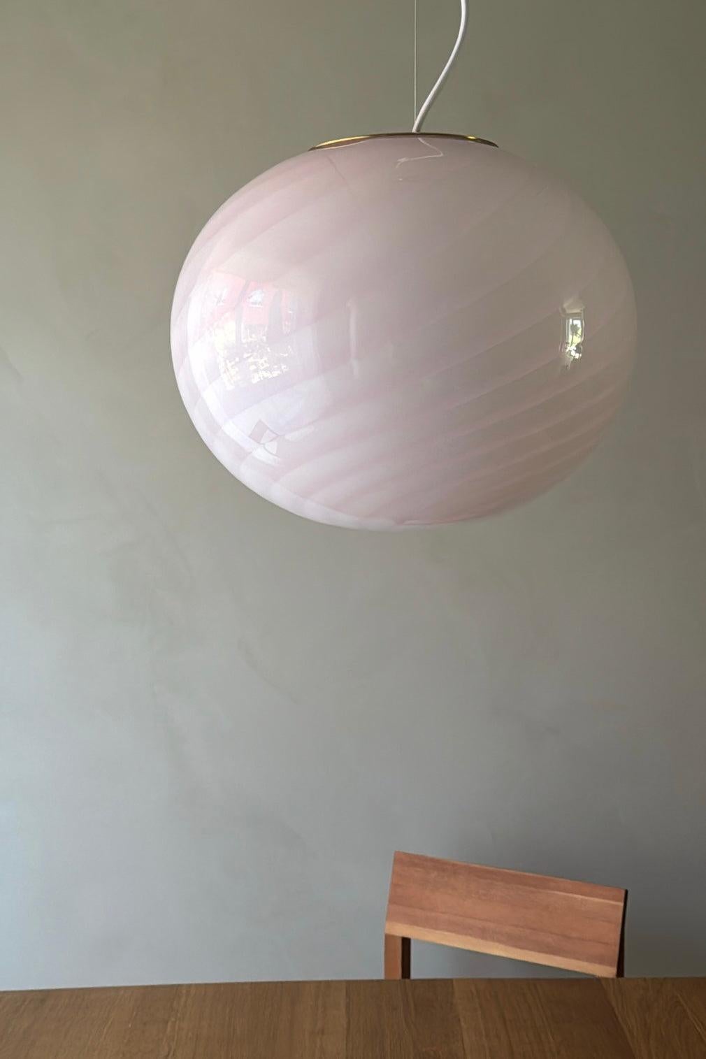 Large Murano Vintage Candy oval pendant soft pink swirl glass, made in Italy For Sale 1