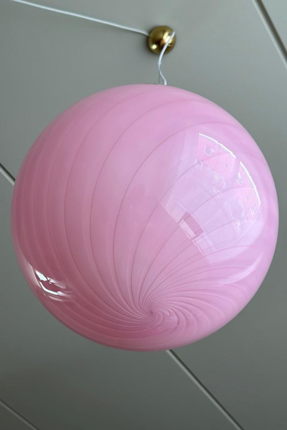 Large Murano Vintage Candy pendant bubble gum pink swirl glass, made in Italy In New Condition For Sale In København, DK