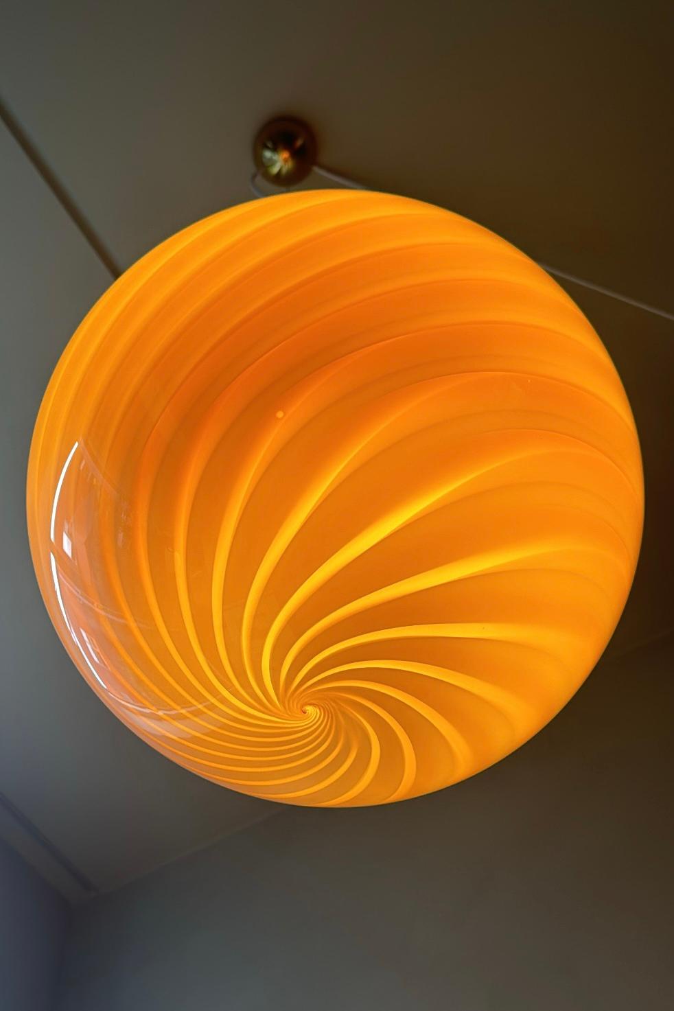 XXI secolo e contemporaneo Grande ciondolo Candy Vintage di Murano con volute di crema mou, made in Italy in vendita