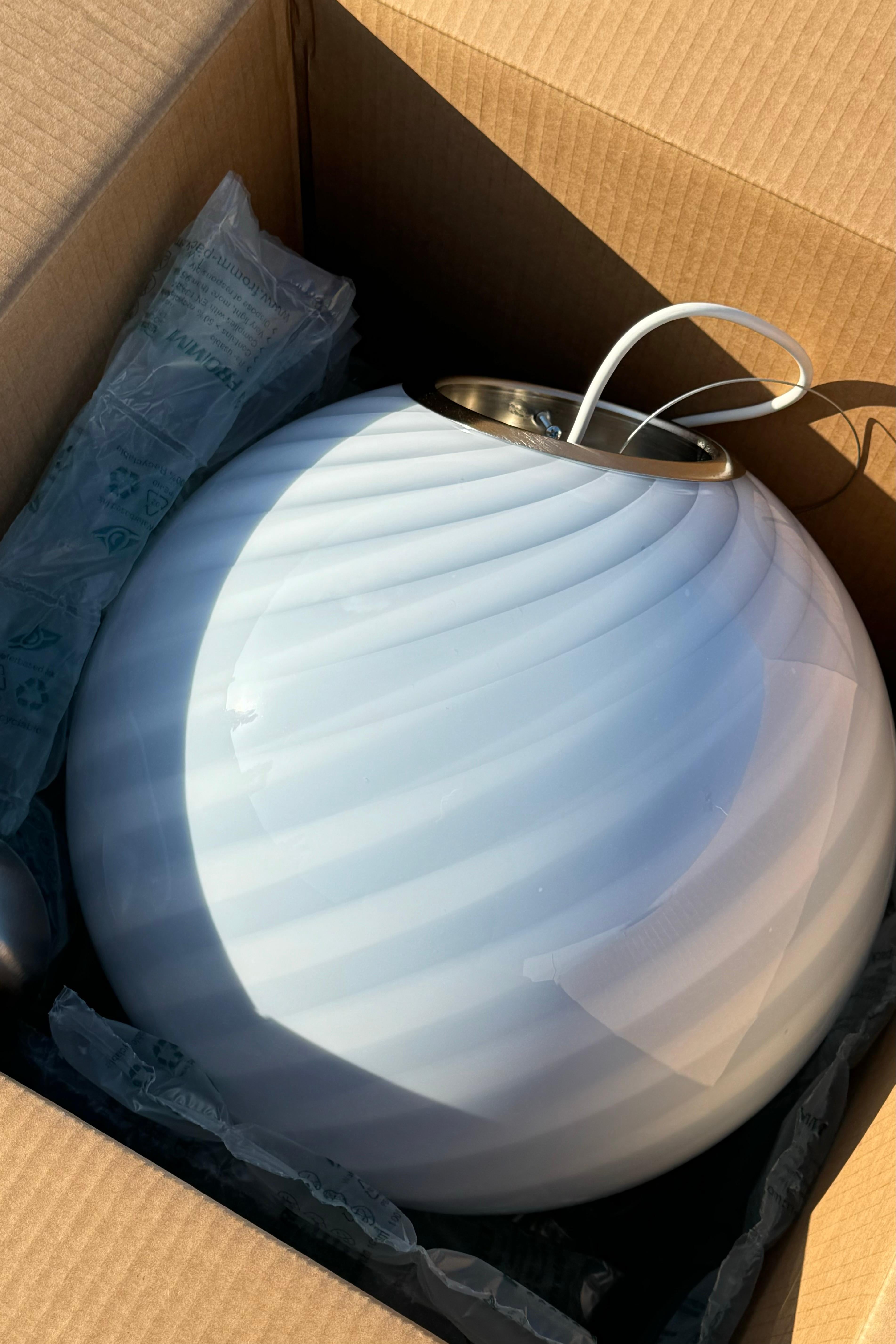 Large new Italian Murano Vintage Candy pendant ceiling lamp in soft blue glass. Mouth-blown glass in round shape with swirl pattern. E27 socket. Comes with adjustable suspension.
Handmade in Italy.
D:40 cm H:40 cm  

As it is mouth blown glass, the
