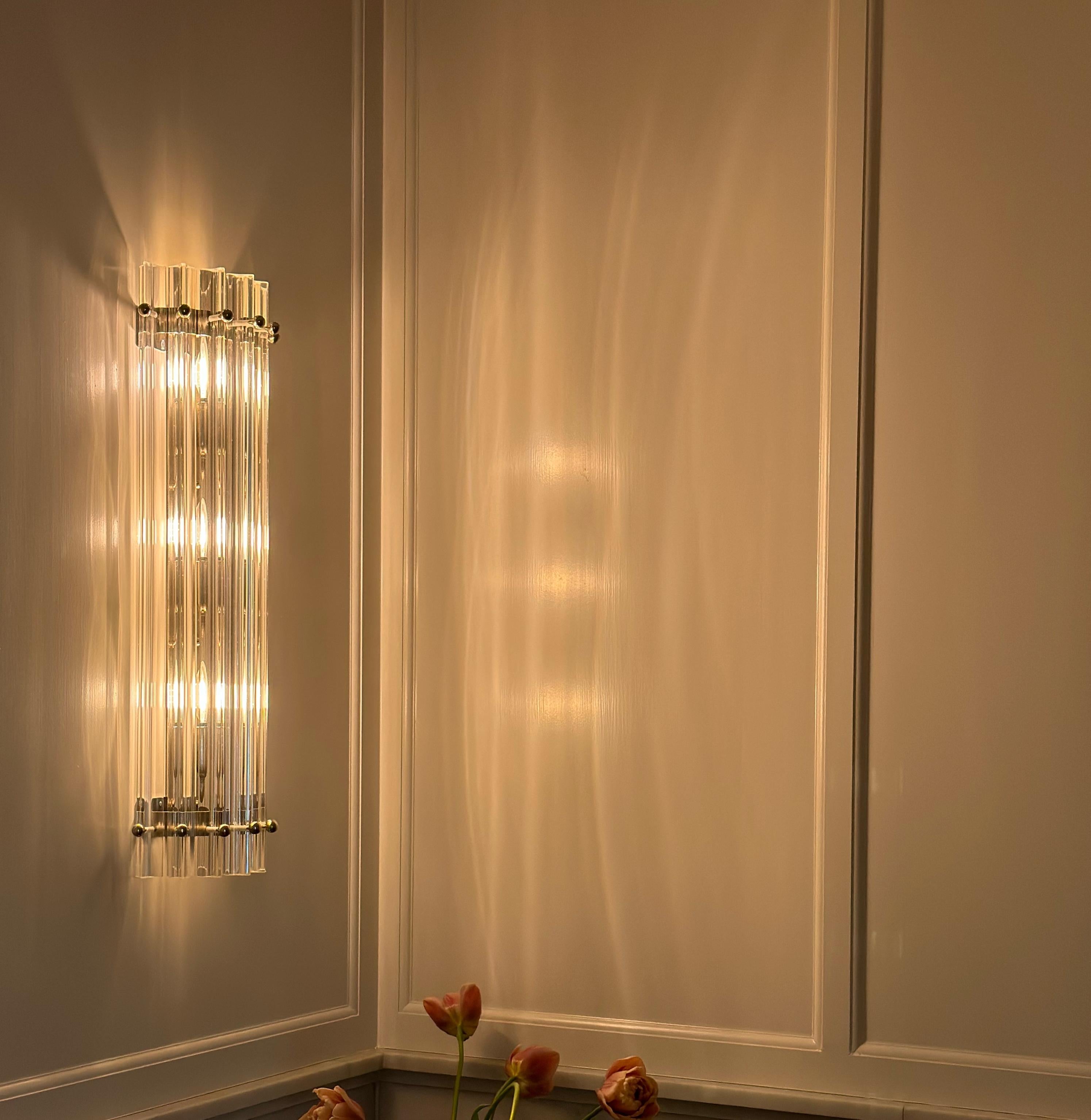 Grande lampada da parete di Murano in vetro trasparente composta da sette prismi alti con finiture e accessori in cromo. Vetro del distretto italiano di Murano. 
Stile tradizionale italiano di metà secolo, prodotto in Italia nel 21° secolo.

Tre