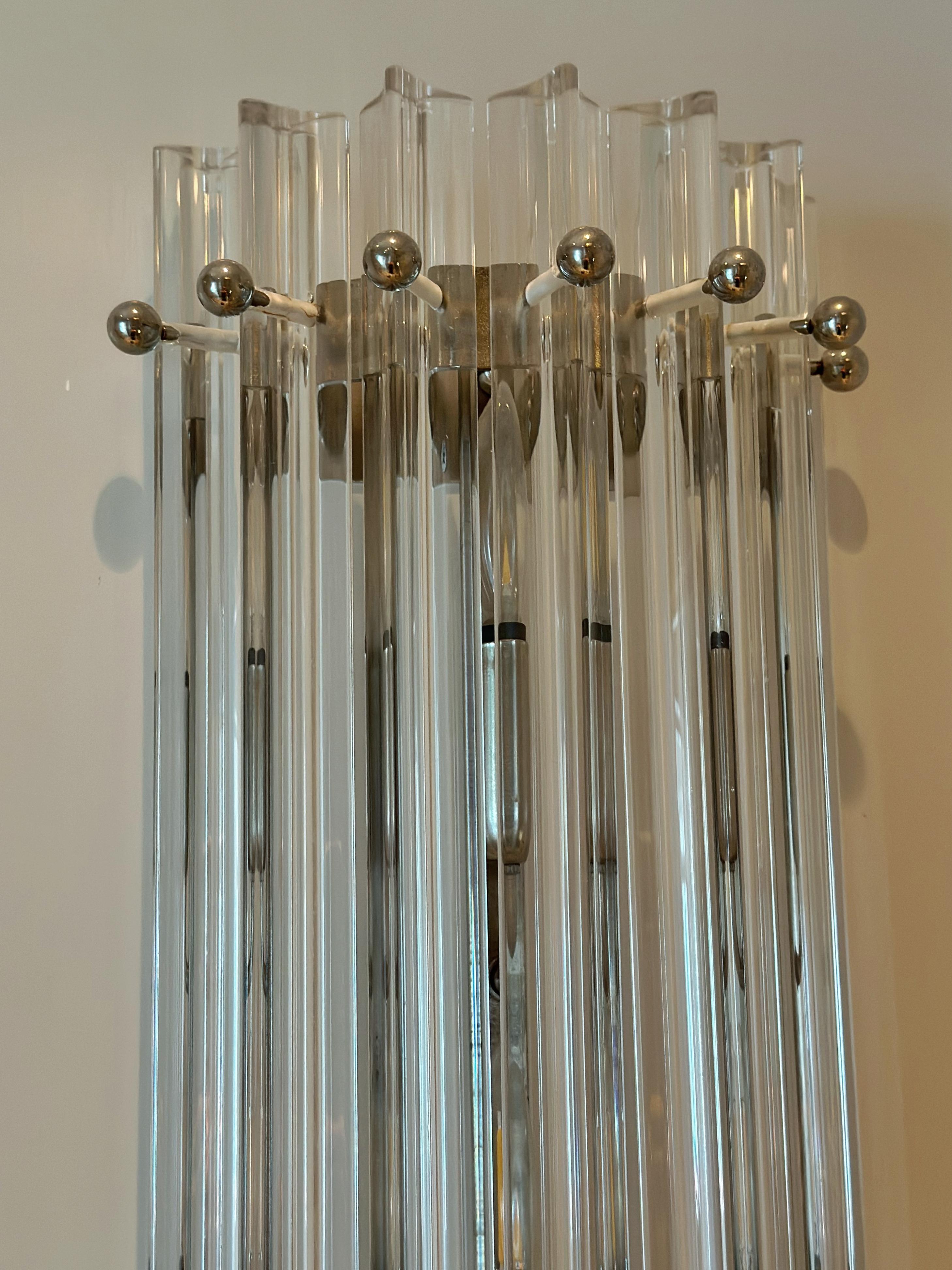 XX secolo Grande lampada da parete di Murano in acciaio inossidabile e prismi in vetro trasparente in vendita
