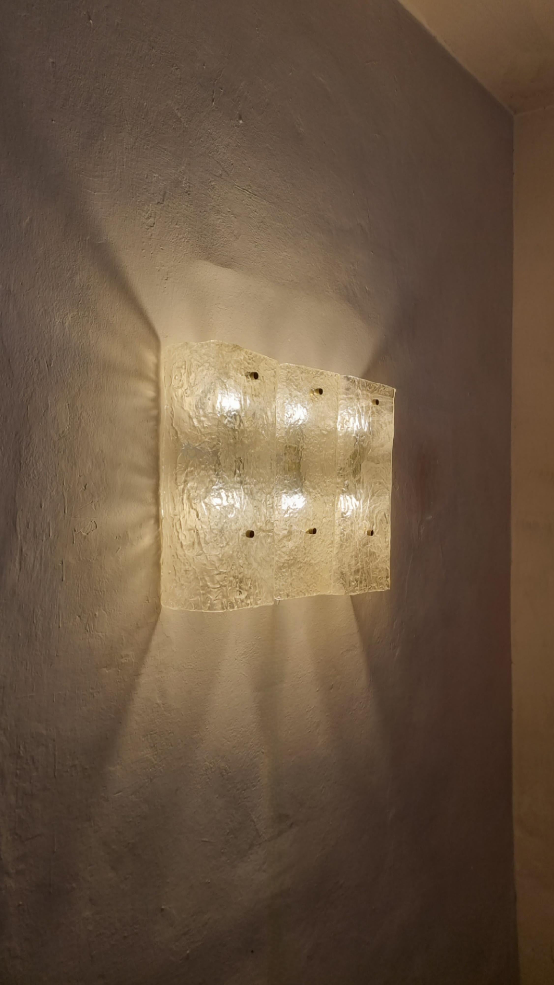 Raro aplique de pared compuesto por 3 grandes cristales de Murano producidos por Barovier & Toso, Italia años 60.
3 difusores de cristal iridiscente de Murano, estructura de metal pintado, detalles de latón, seis puntos de luz, montaje E 27