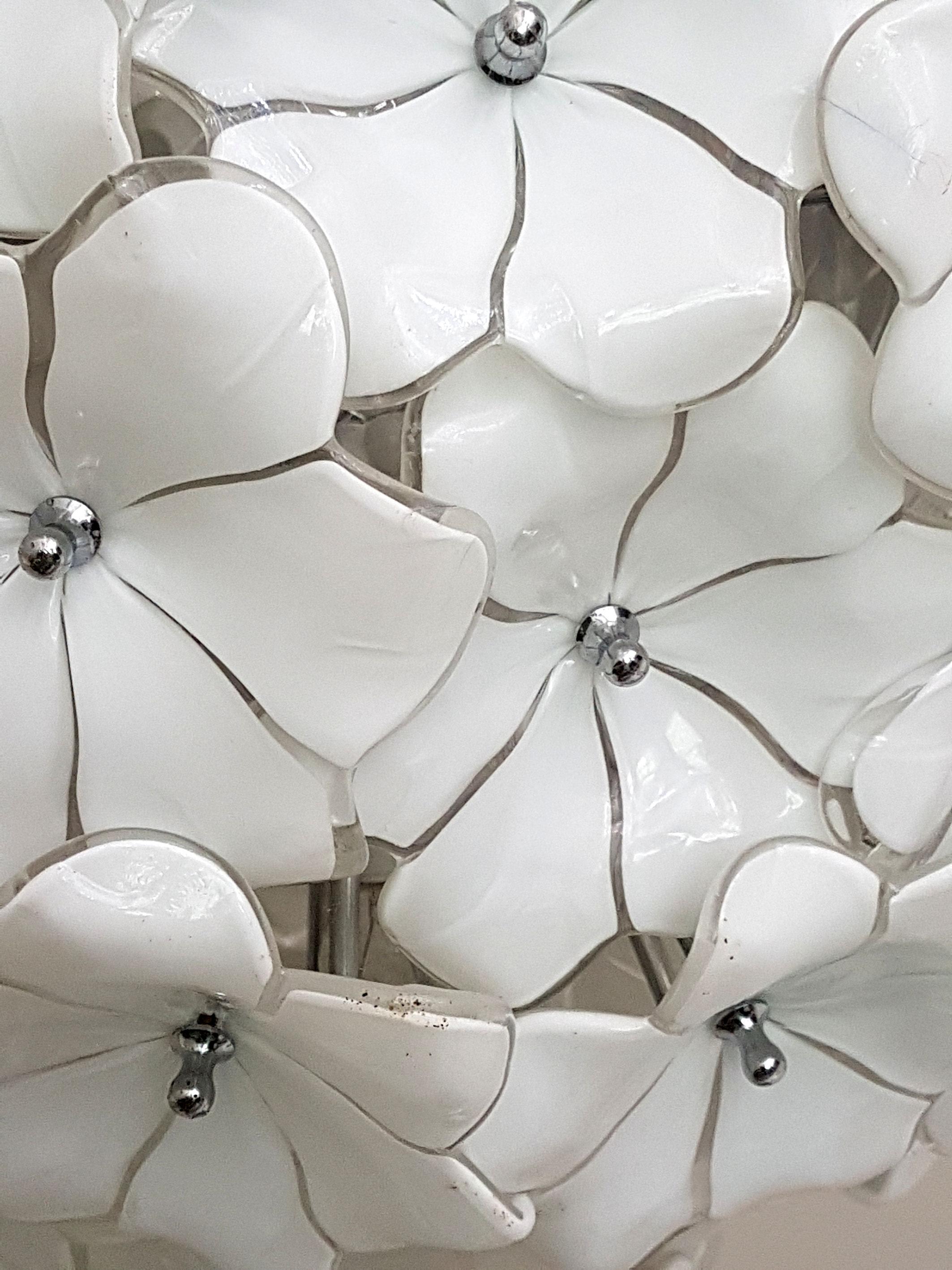 Large Murano White Flowers Chandelier, by Mazzega, Mid-Century Modern, 1970s im Zustand „Hervorragend“ in Dallas, TX