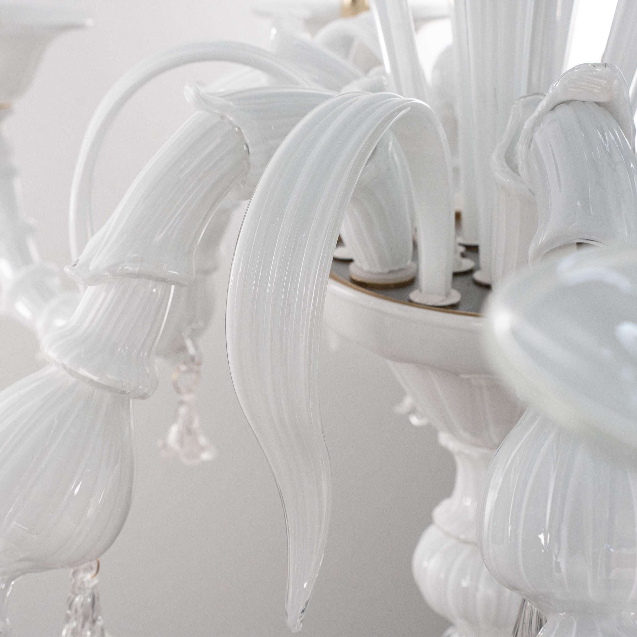 Disponible ahora - Murano Araña de cristal blanco 6 luces, Vintage Made in Italy en stock
Estado: prácticamente en perfecto estado y sin usar: sin grandes arañazos, ni defectos, ni grietas, ni piezas que falten.
 
Tipo: Araña veneciana
Dimensiones: