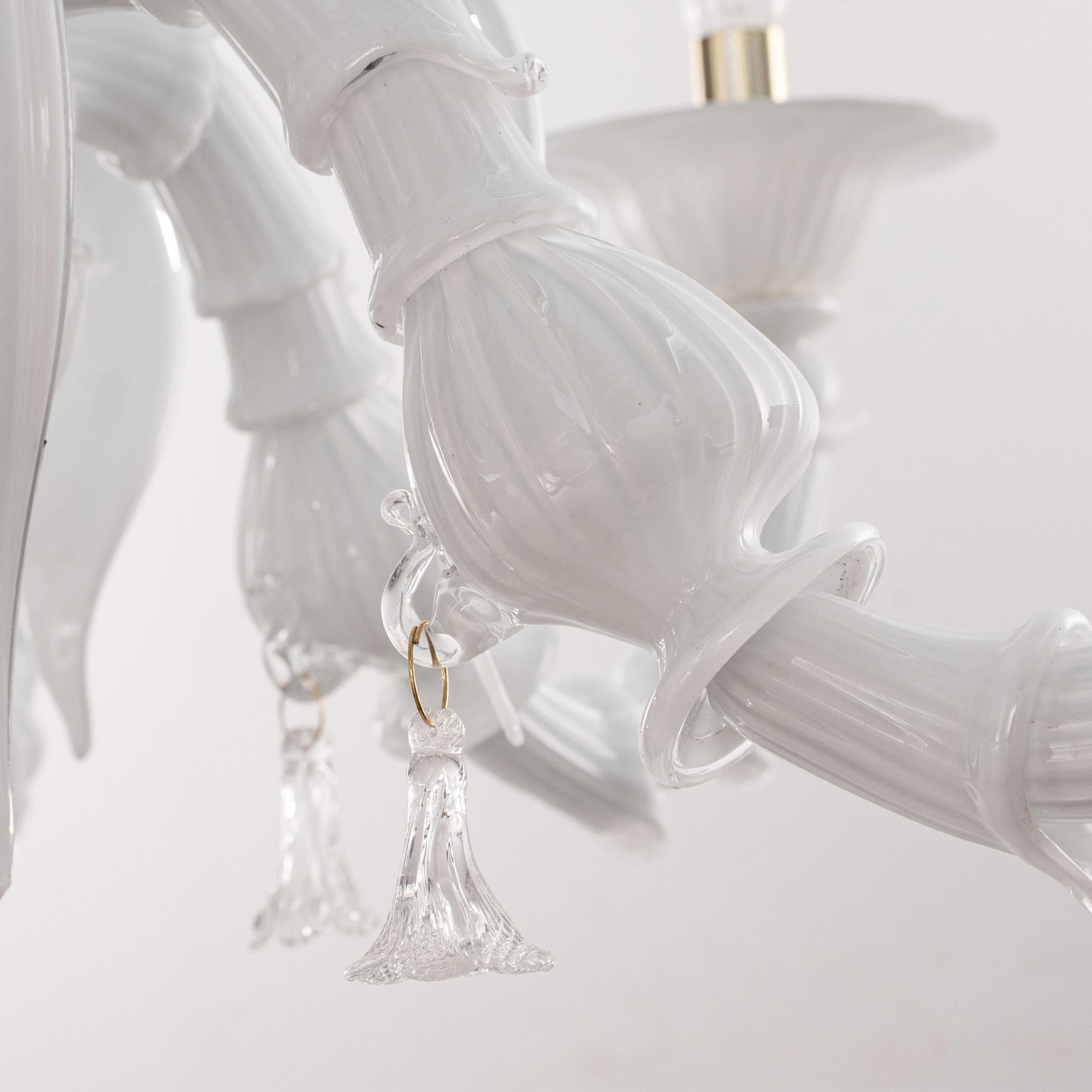 Gran araña de cristal blanco de Murano 6 luces, Vintage Made in Italy en stock Latón en venta