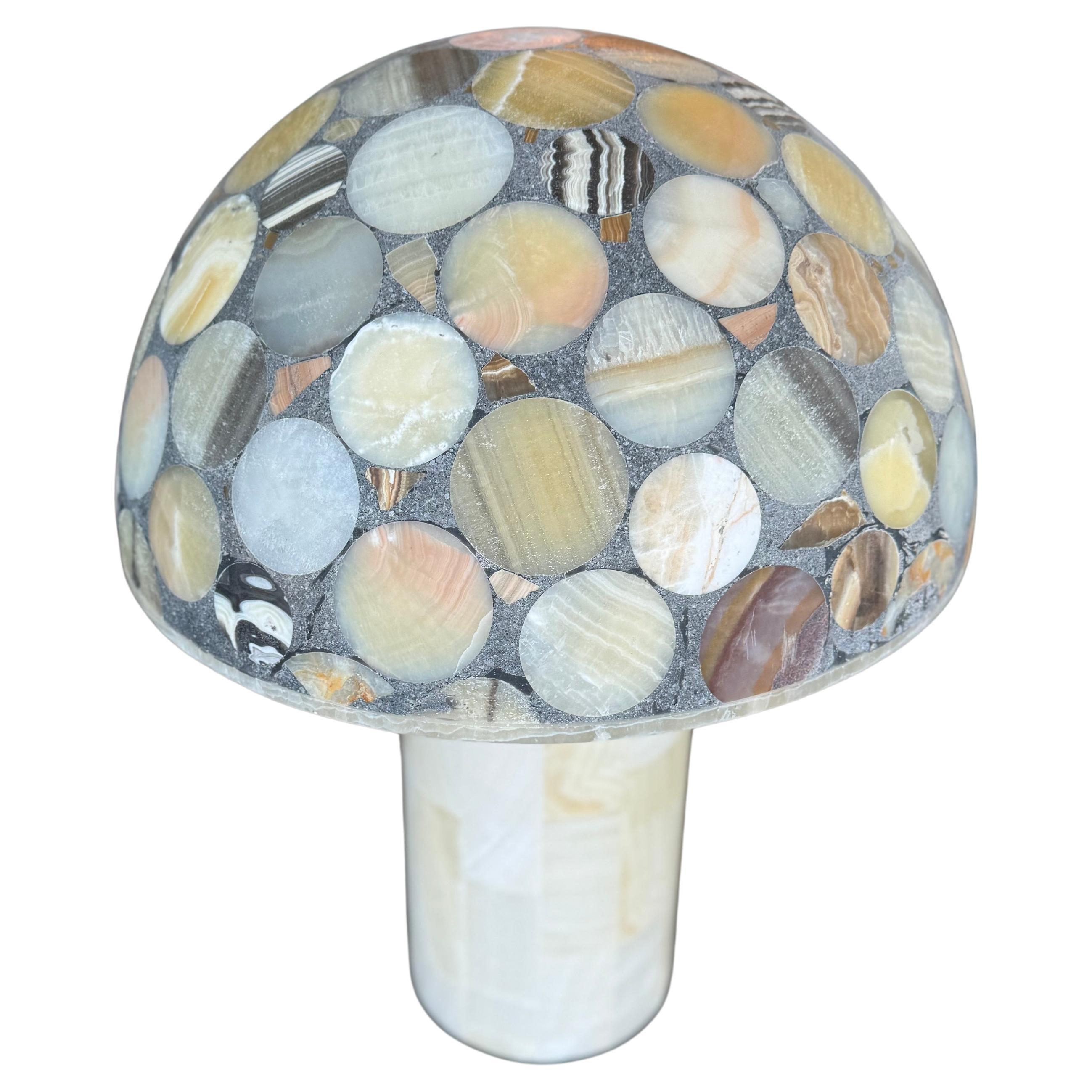 Rare lampe de table en onyx, méticuleusement travaillée avec un ensemble captivant de pierres assorties. Son design opulent présente une incrustation de mosaïque époustouflante, mettant en valeur la beauté naturelle et les motifs complexes de chaque