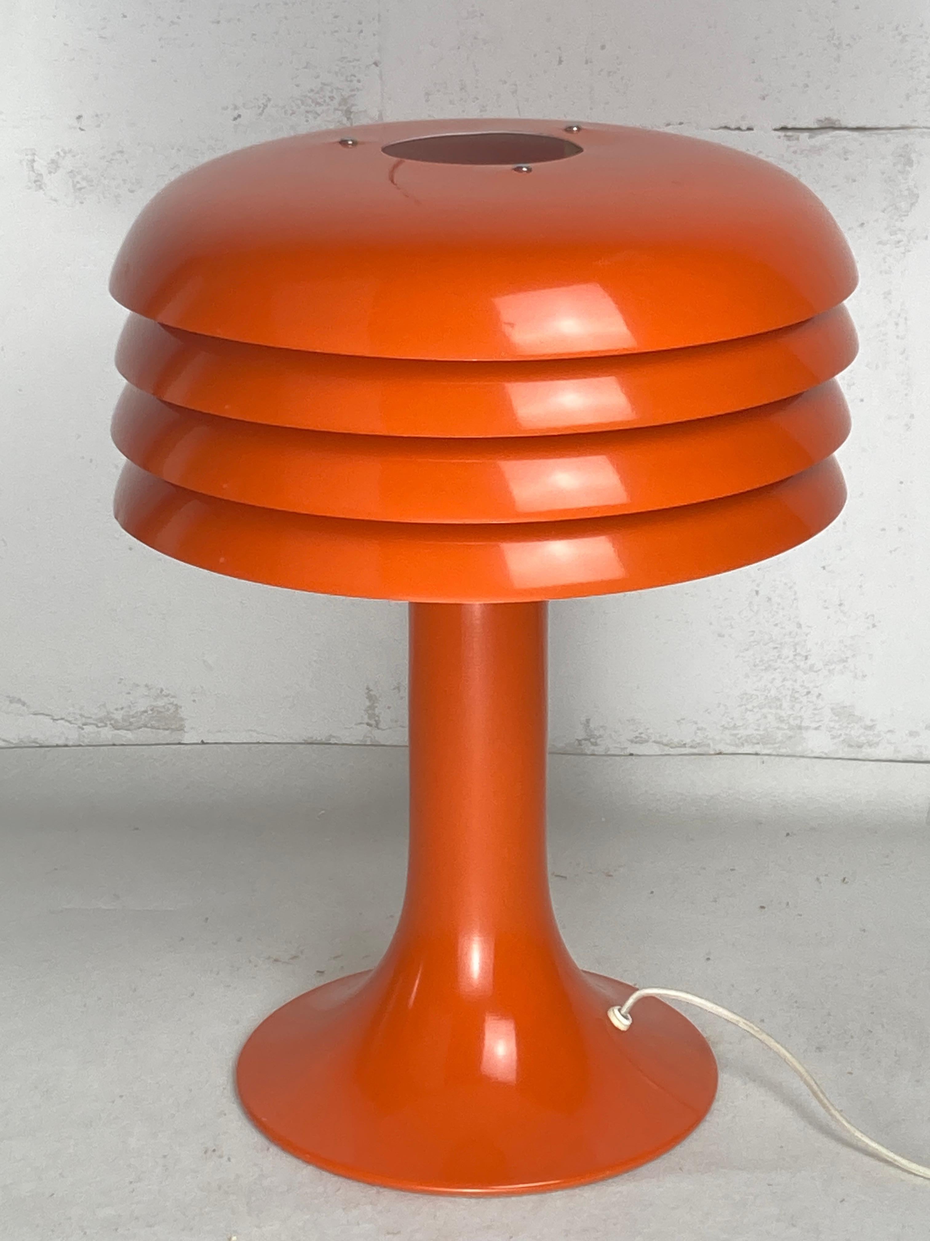 Grande lampe de table en forme de champignon orange foncé par Hans Agnes Jakobsson modèle BN26, Suède années 1960 pour Markaryd. Hans AGE Jakobsson a conçu deux variantes de ce modèle, la plus petite version, le BN 25 avec trois anneaux et cette