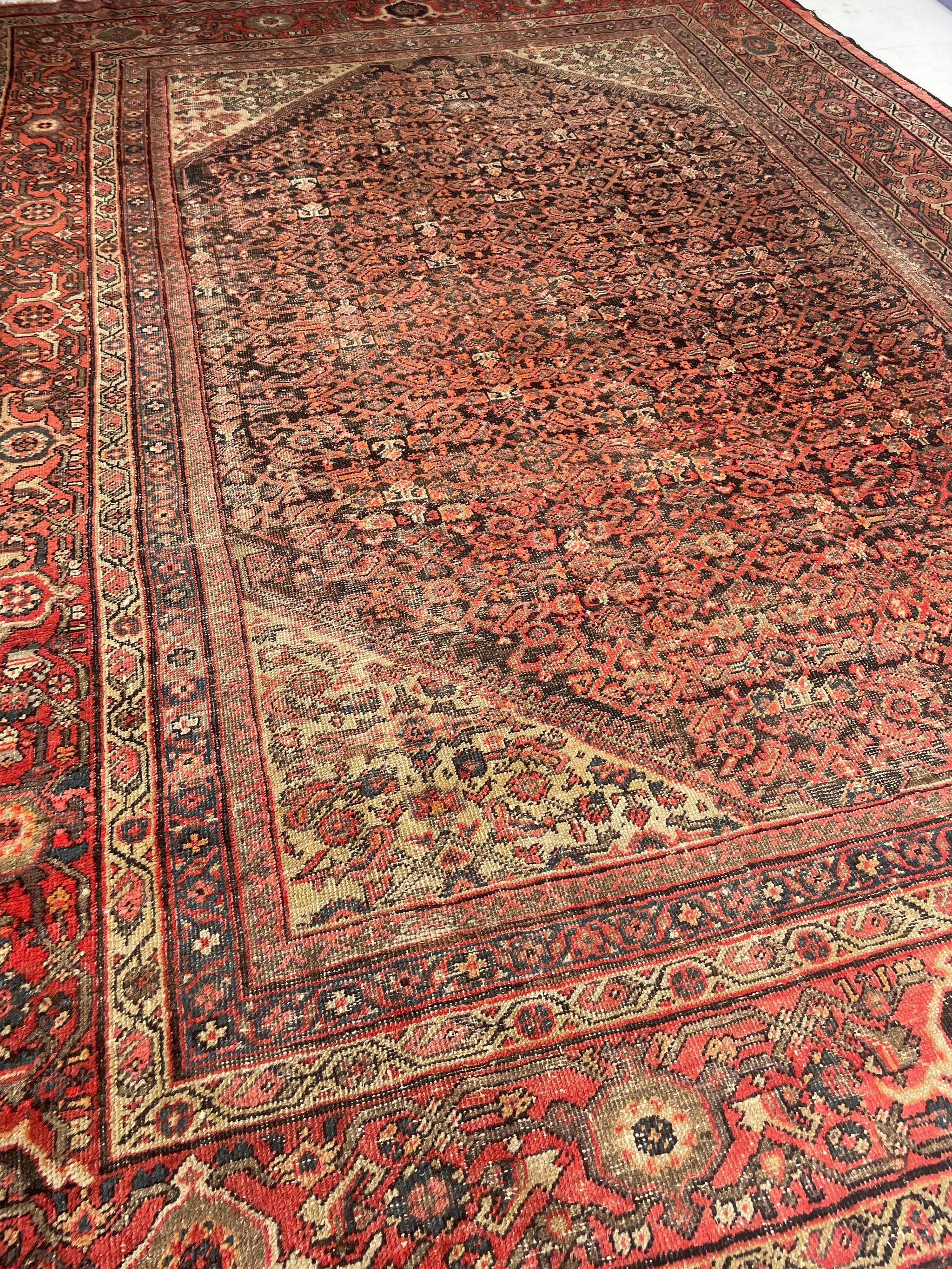Magnifique Malayer antique de grande taille et à l'aspect feutré  Fusain, violet, taupe, gris, rouille, etc.

A propos : Ces couleurs sont des Nuts ! Si vous regardez bien, vous verrez du violet, du vert mousse, du pistache, du noir de charbon fumé,