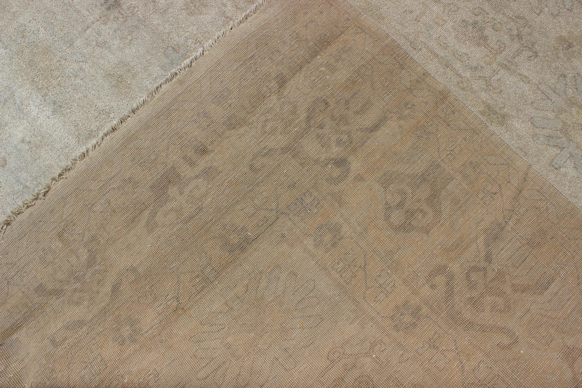 Großer moderner gemusterter Khotan-Teppich mit überdimensionalen subgeometrischen Motiven (21. Jahrhundert und zeitgenössisch) im Angebot