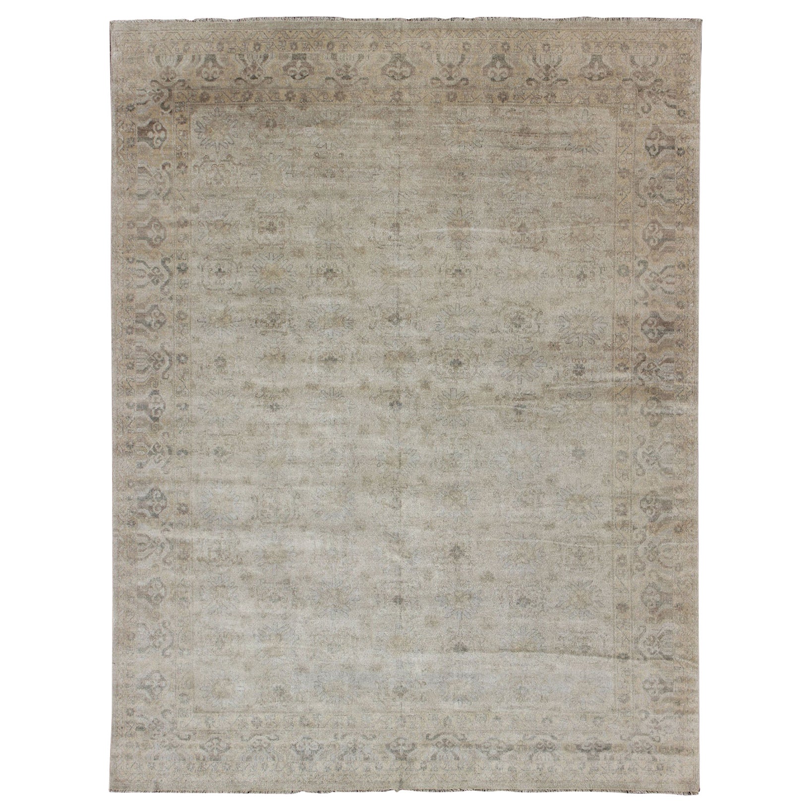 Grand tapis Khotan moderne et soigné à motifs sous-géométriques sur toute sa surface en vente