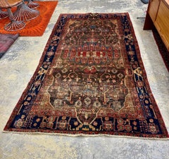 Grande tappeto in lana semi antico persiano annodato a mano dai toni tenui.