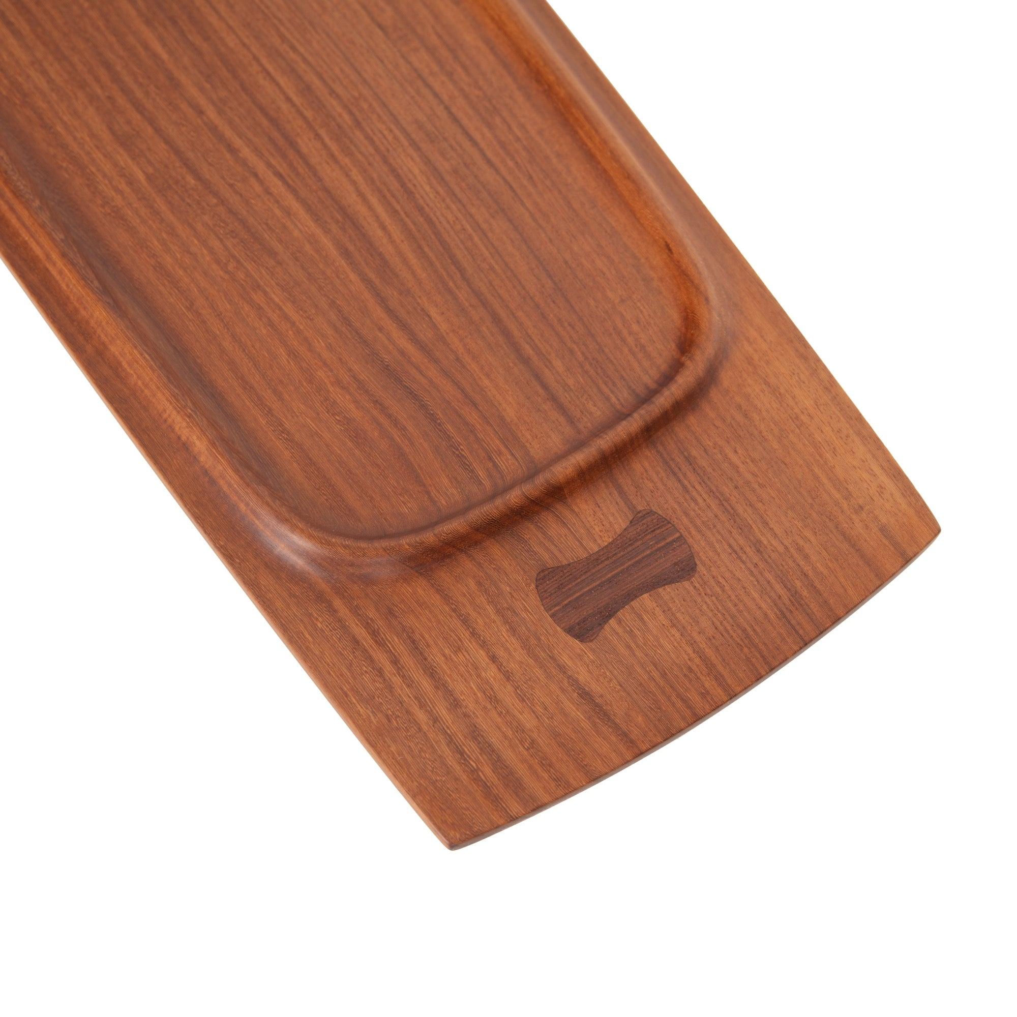 Ein großformatiges, wendbares Mutenye-Serviertablett mit eingelassenen Holzdetails in Form eines Schmetterlings.