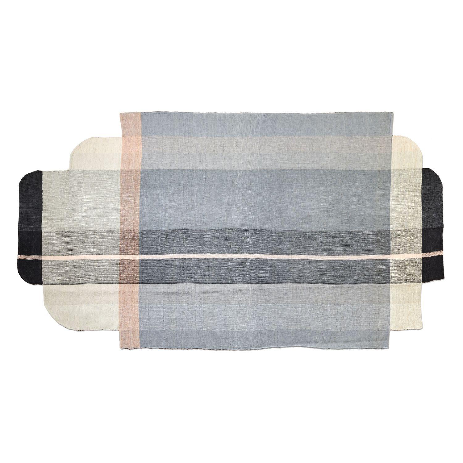 Großer Muyska-Teppich von Mae Engelgeer
MATERIALIEN: 100% natürliche Schurwolle
Technik: Handgewebt in Kolumbien.
Abmessungen: B 190 x L 365 cm 
Erhältlich in den Farben: grau/beige/schwarz, grau/violett/hellblau, hellblau/grau/dunkelblau. Auch in