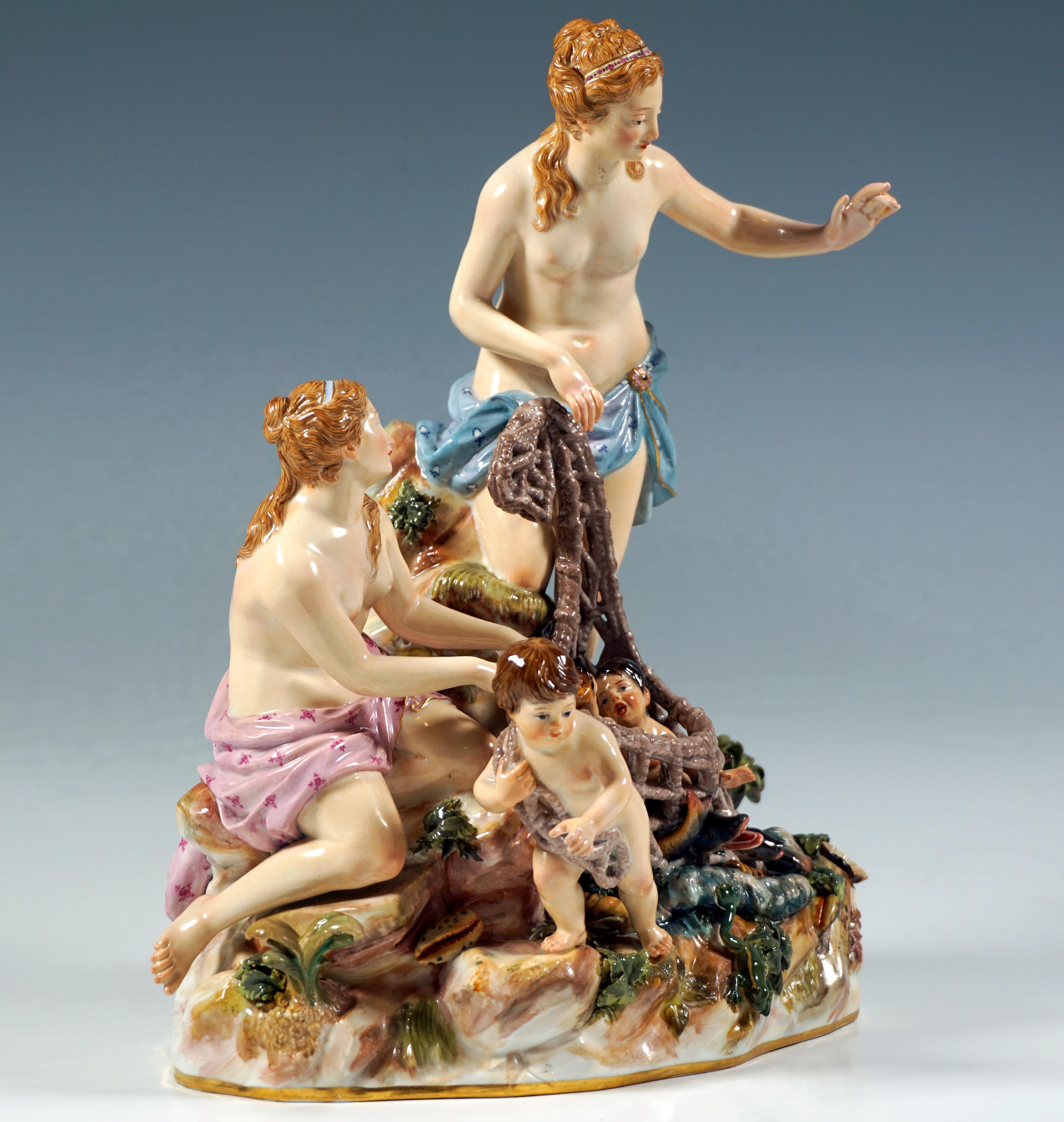 Excelente escultura de porcelana de Meissen:
Grupo de figuras muy elaboradas y amorosamente diseñadas: dos mujeres jóvenes con el pelo artísticamente recogido y envueltas en paños atados alrededor de sus lomos, arrodilladas sobre una roca y