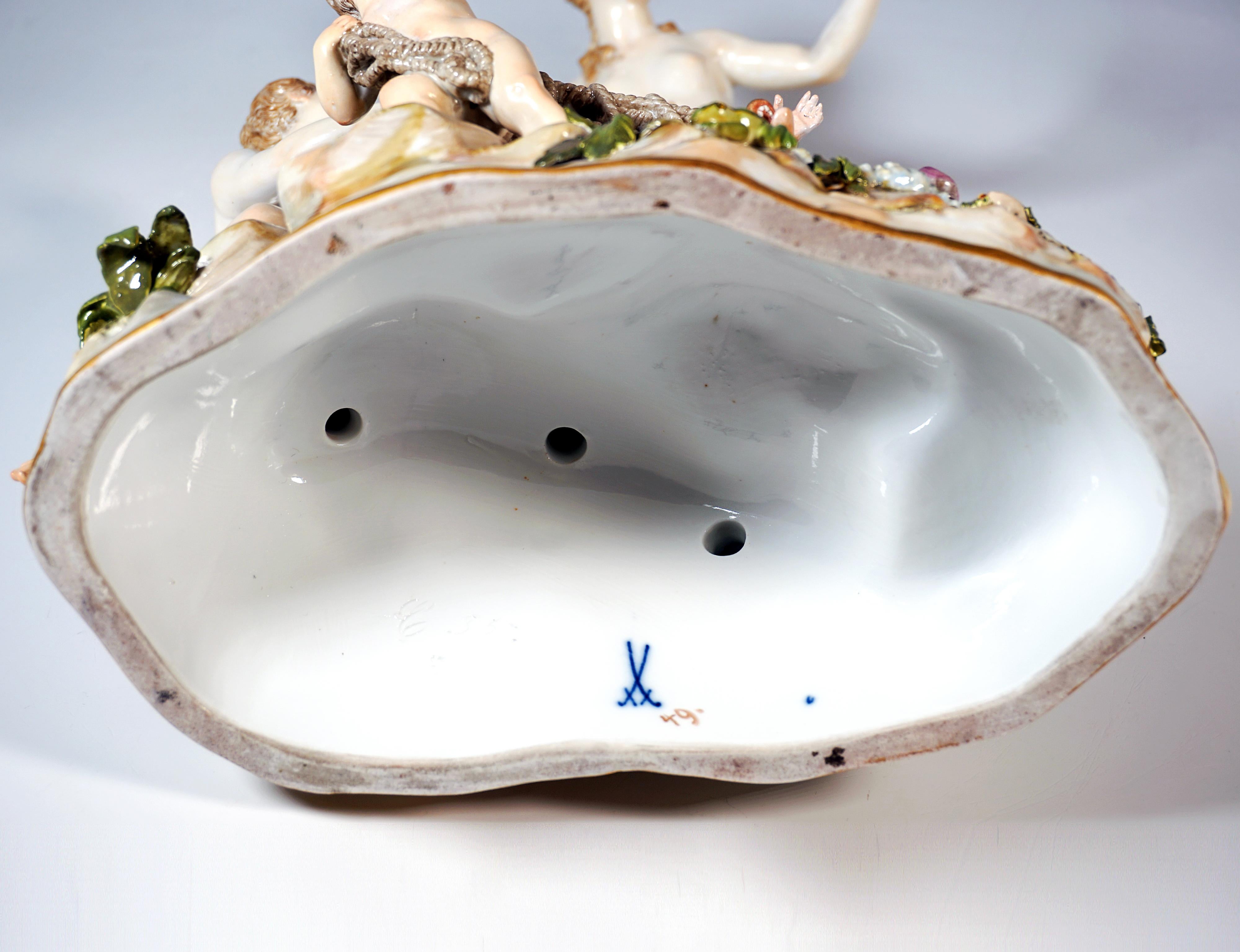 Large Mythological Meissen Group 'The Catch Of The Triton', J.J. Kändler, c 1860 en vente 2