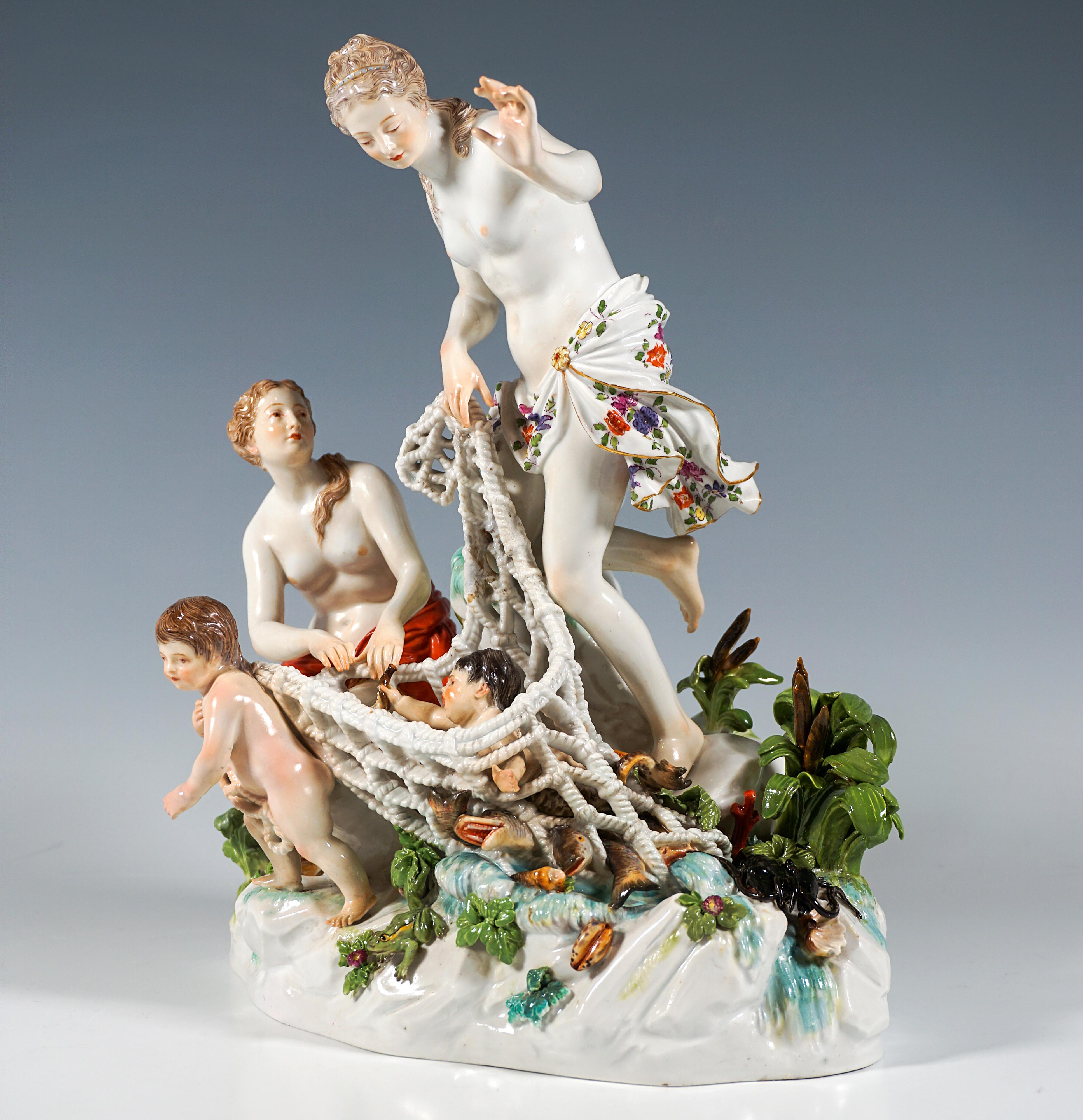 Excelente escultura de porcelana de Meissen:
Grupo de figuras muy elaboradas y amorosamente diseñadas: dos mujeres jóvenes con el pelo artísticamente recogido y envueltas en paños atados alrededor de sus lomos, arrodilladas sobre una roca y