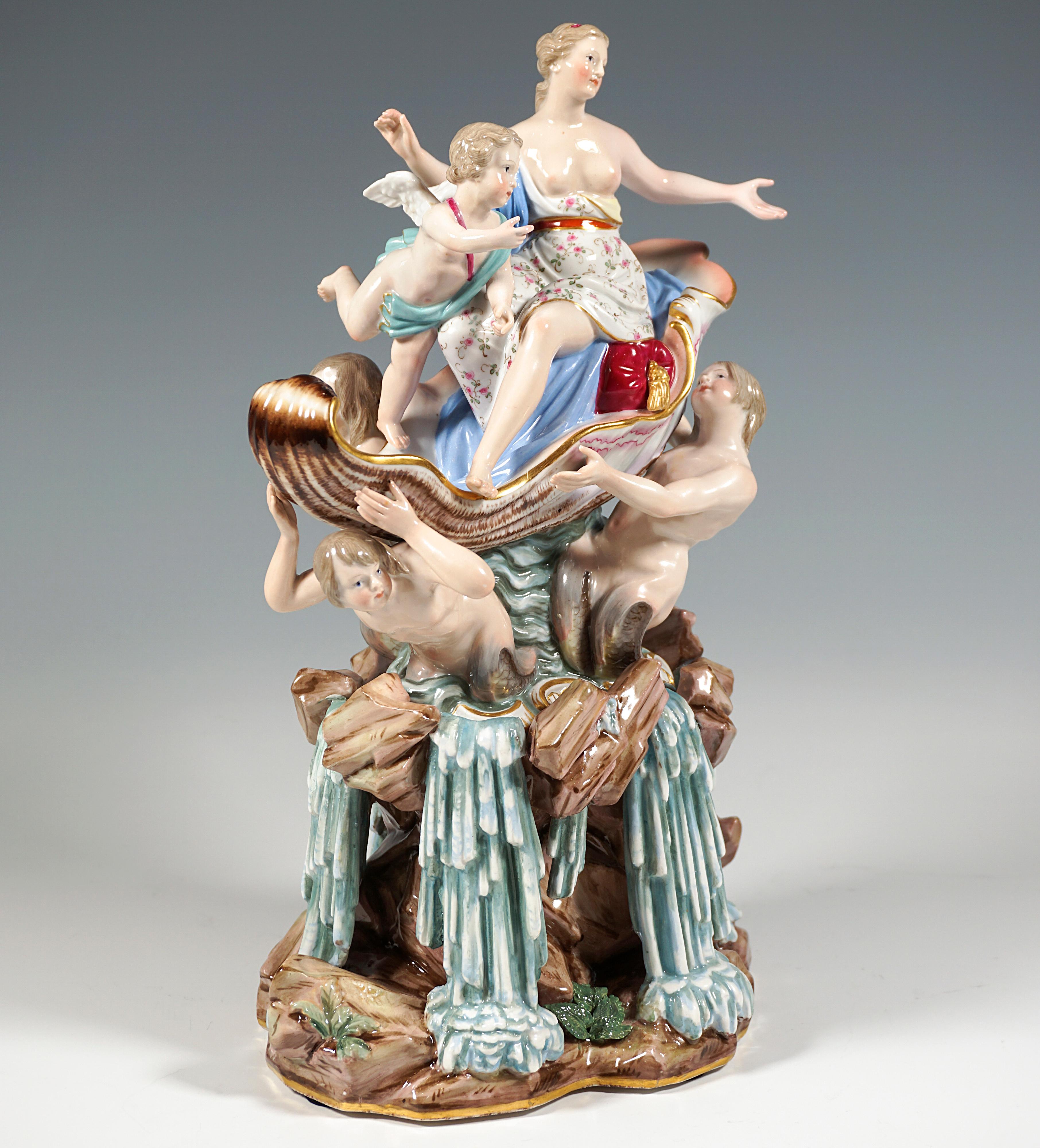 Seltene und ausgezeichnete Porzellanskulptur:
Darstellung der Venus, der römischen Göttin der Liebe und Schönheit (griechisch: Aphrodite), als junge Frau mit im Nacken zusammengebundenem Haar, bedeckt von einem weich drapierten Schal, wobei der