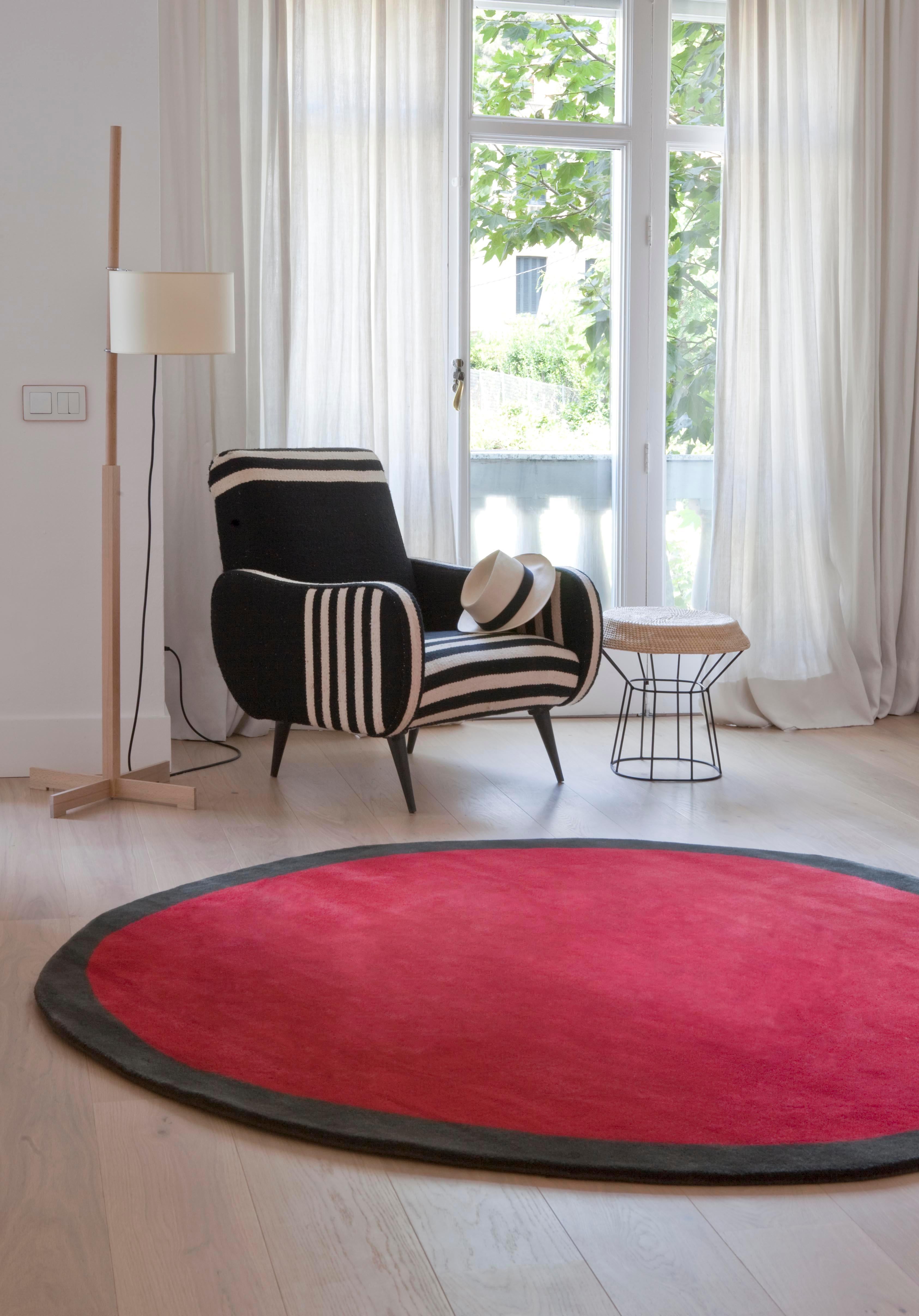 Großer runder Nanimarquina-Teppich 'Aros' in Rot. Hergestellt aus 100% handgetufteter neuseeländischer Wolle. 

Dieses geometrische Muster aus kontrastierenden Farben ist ein Teppich, der niemals exakt oder symmetrisch ist. Seine subtile Asymmetrie