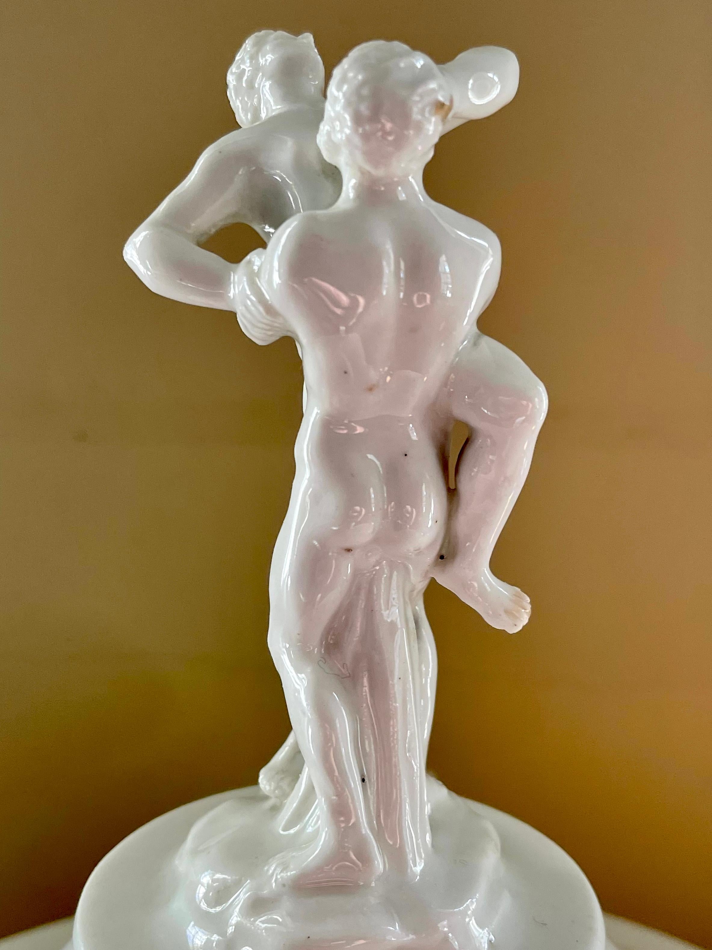 Sopera Hércules Grande de Porcelana Blanca de Nápoles en venta 1