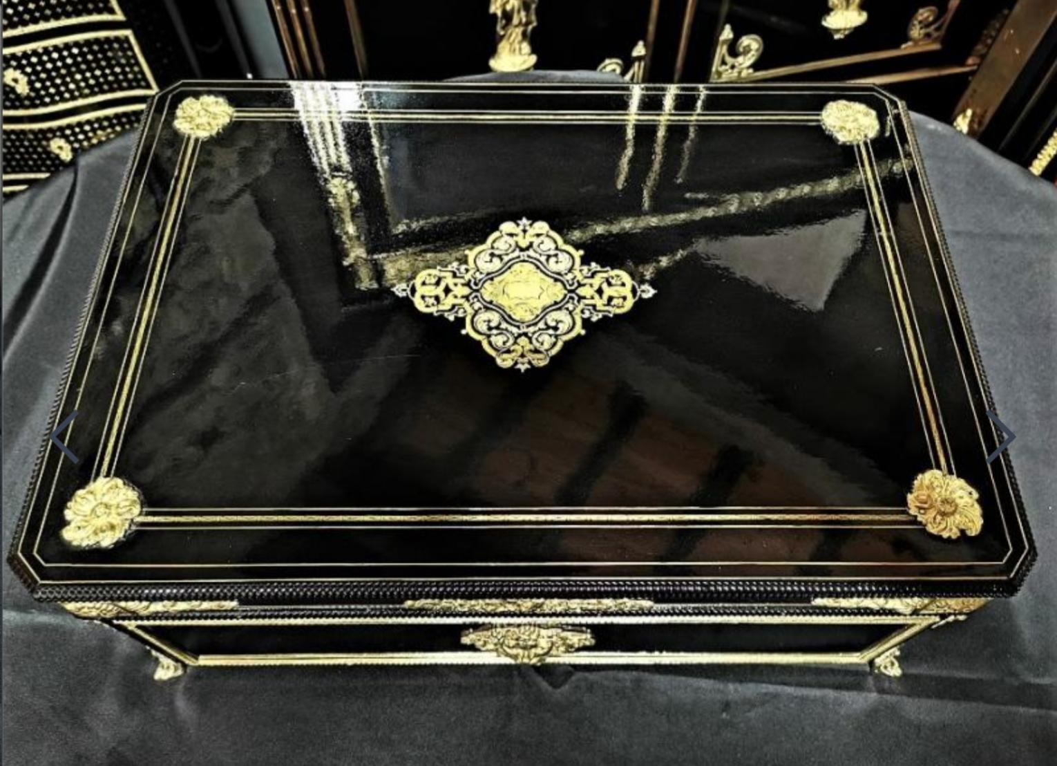 Large Napoleon III box, in Boulle style marquetry with brass inlay. Beautiful ornamentation of gilded bronzes with angles, hooves, falls, masks, ingot molds. Interior in Mahogany inlaid with brass fillets, with two small drawers
Unique piece.
  