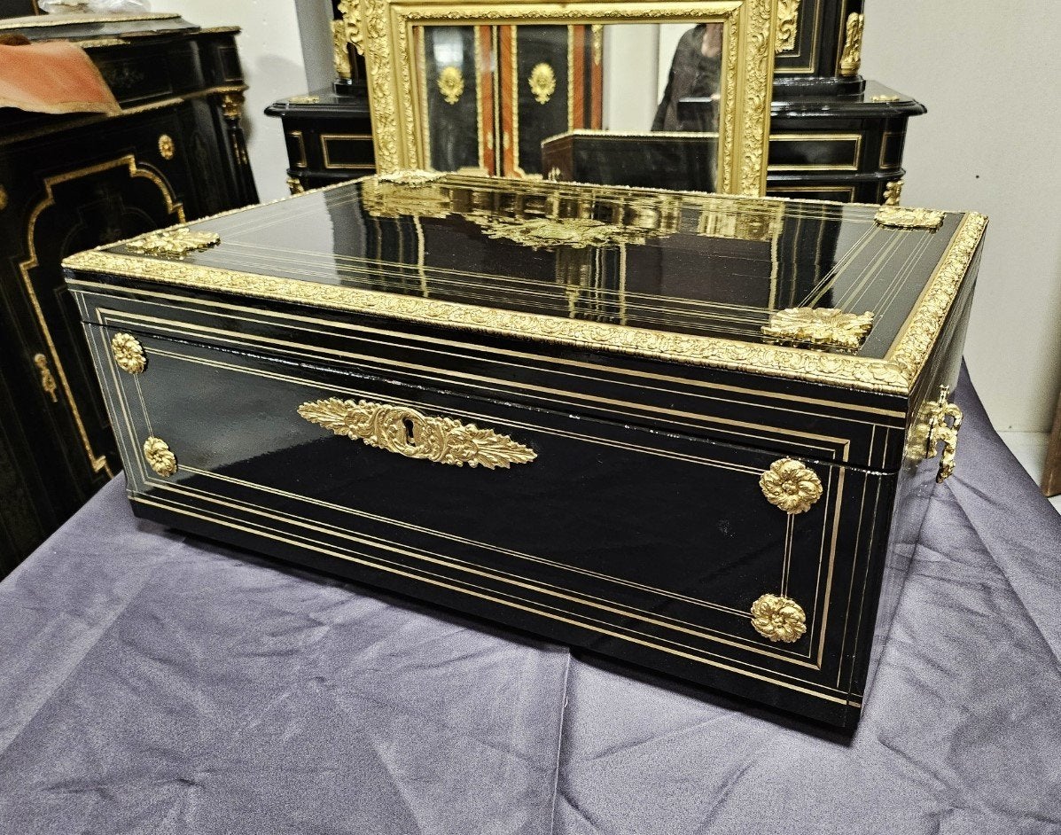 Very beautiful and  really super large box in brass Boulle marquetry style with triple fillets, with the count's crown and the coat of arms of the counts of Brittany, France on the cover.  Gorgeous ornamentation of gilded bronzes with ingot mold,