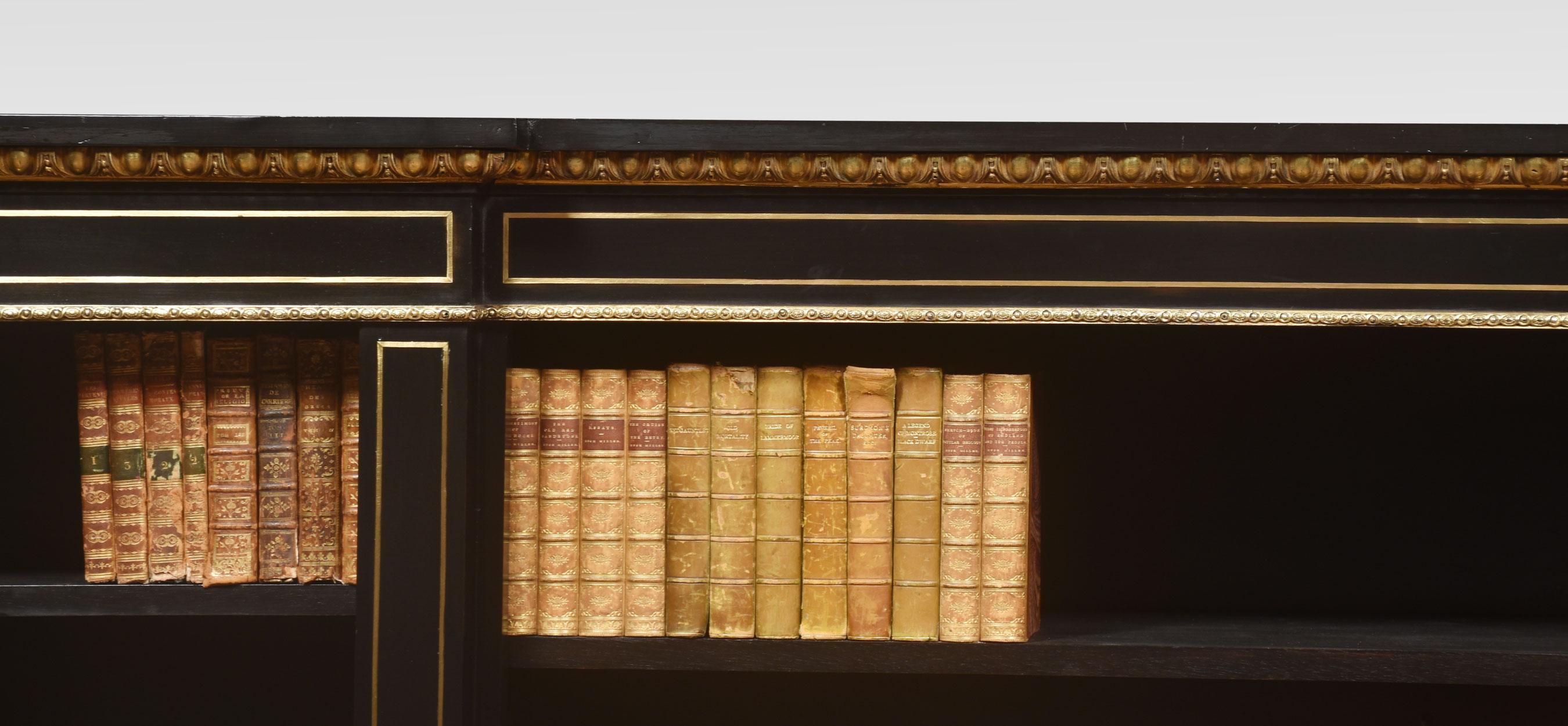 19. Jahrhundert ebonisiert und vergoldet montiert offenes Bücherregal die große rechteckige umgekehrte Bruchfront oben, über eine verzierte vergoldete montiert auf dem Fries. Darüber drei Fächer mit verstellbaren Regalen. Alles auf einem Sockel