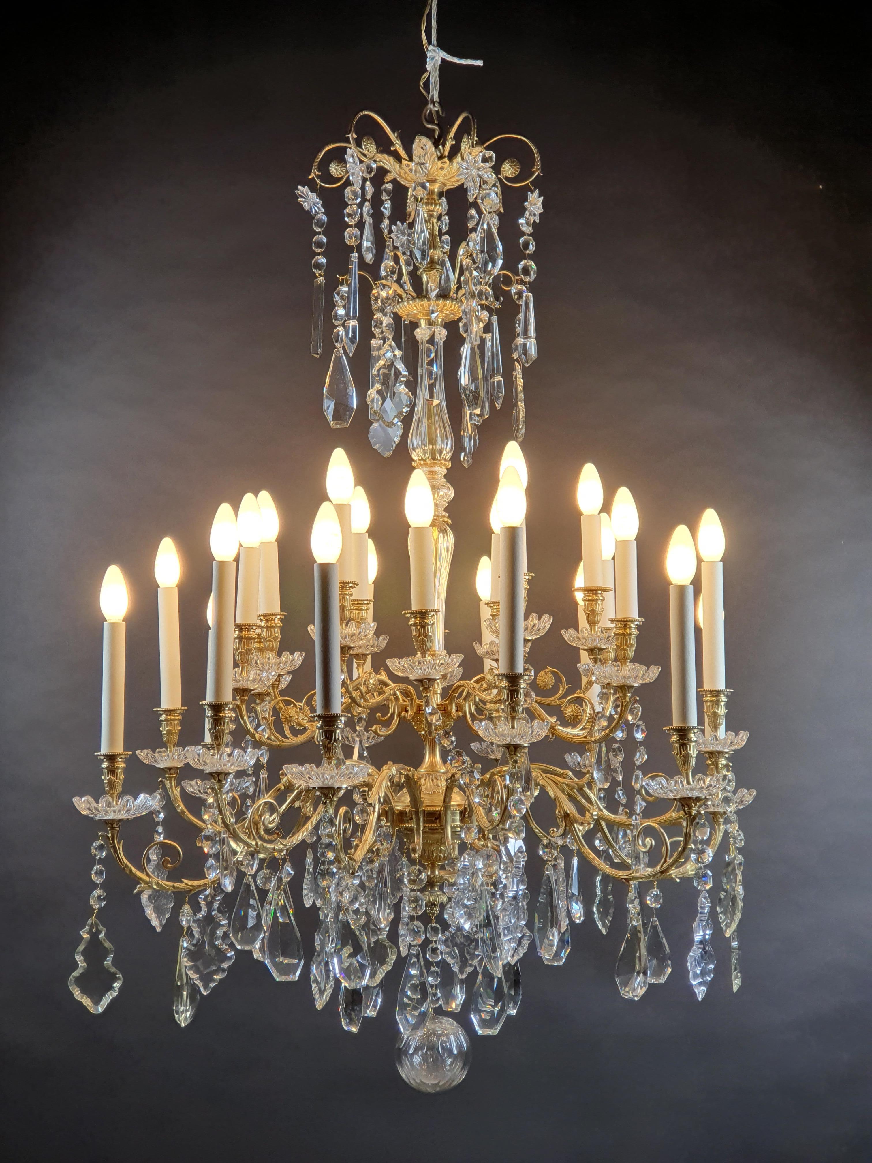 French Large Napoleon III Chandelier in Gilt Bronze and Crystal, 24 Lights