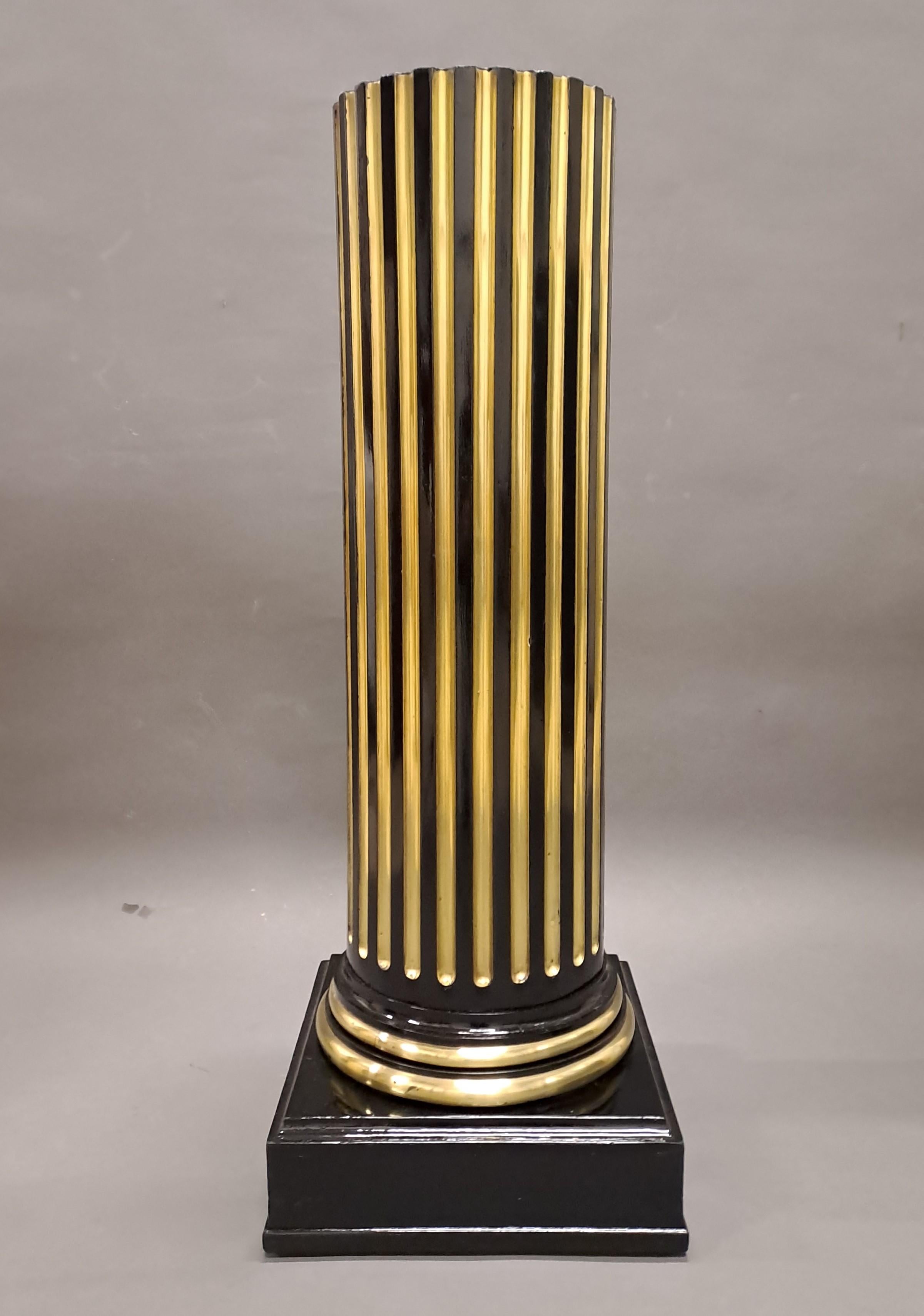 Rare and important Napoleon III column. The barrel is decorated with gilded brass grooves, at its base two rings also in gilded brass.

French work from the Napoleon III period

Ideal for completing a Napoleon III decor and highlighting your most