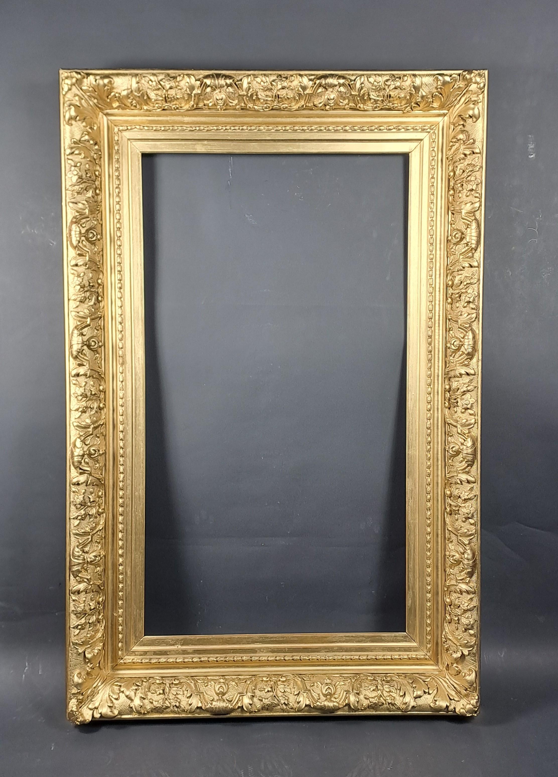 Gran marco Napoleón III de madera y estuco dorado en venta 3