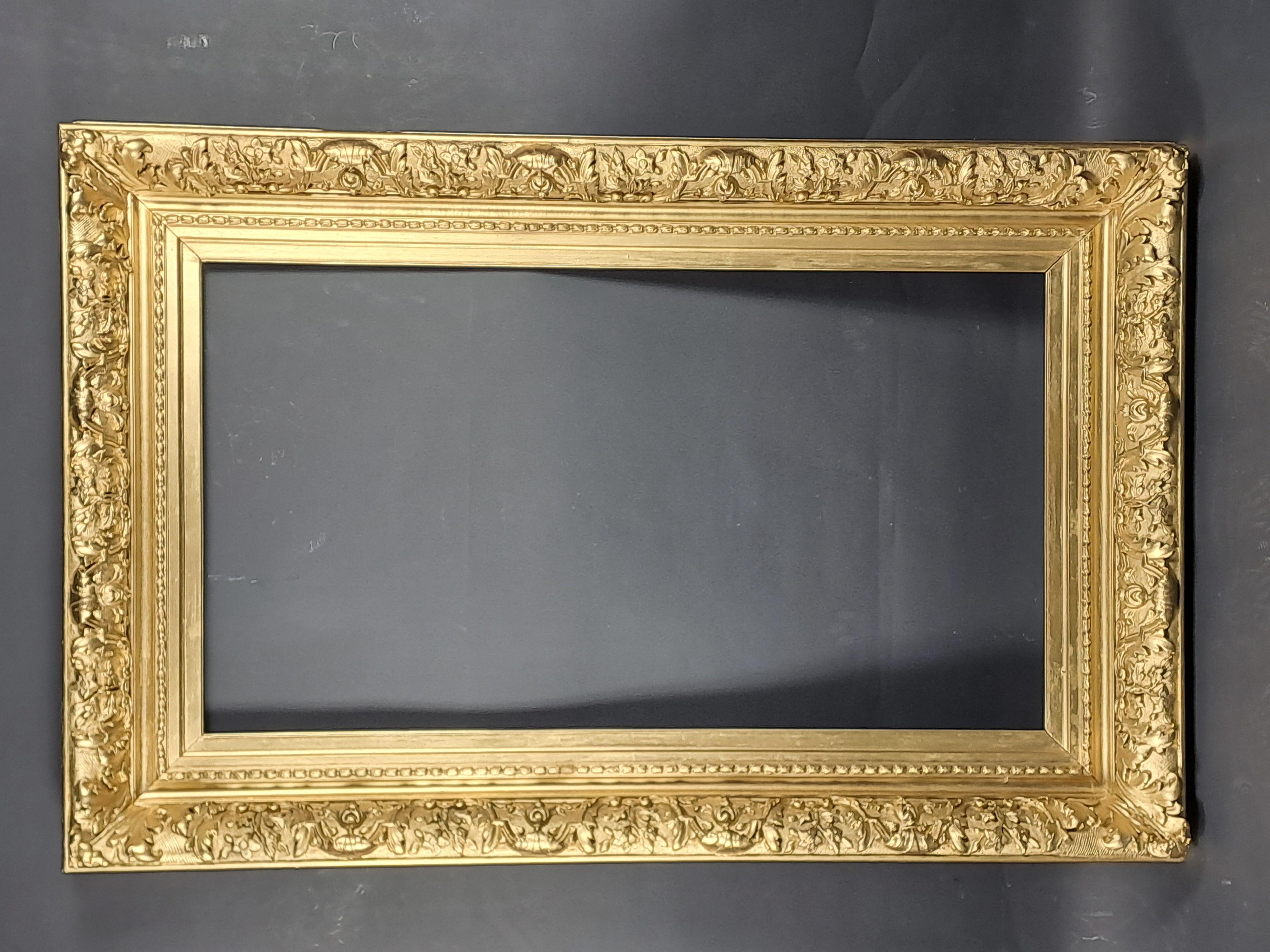 Gran marco Napoleón III de madera y estuco dorado Francés en venta