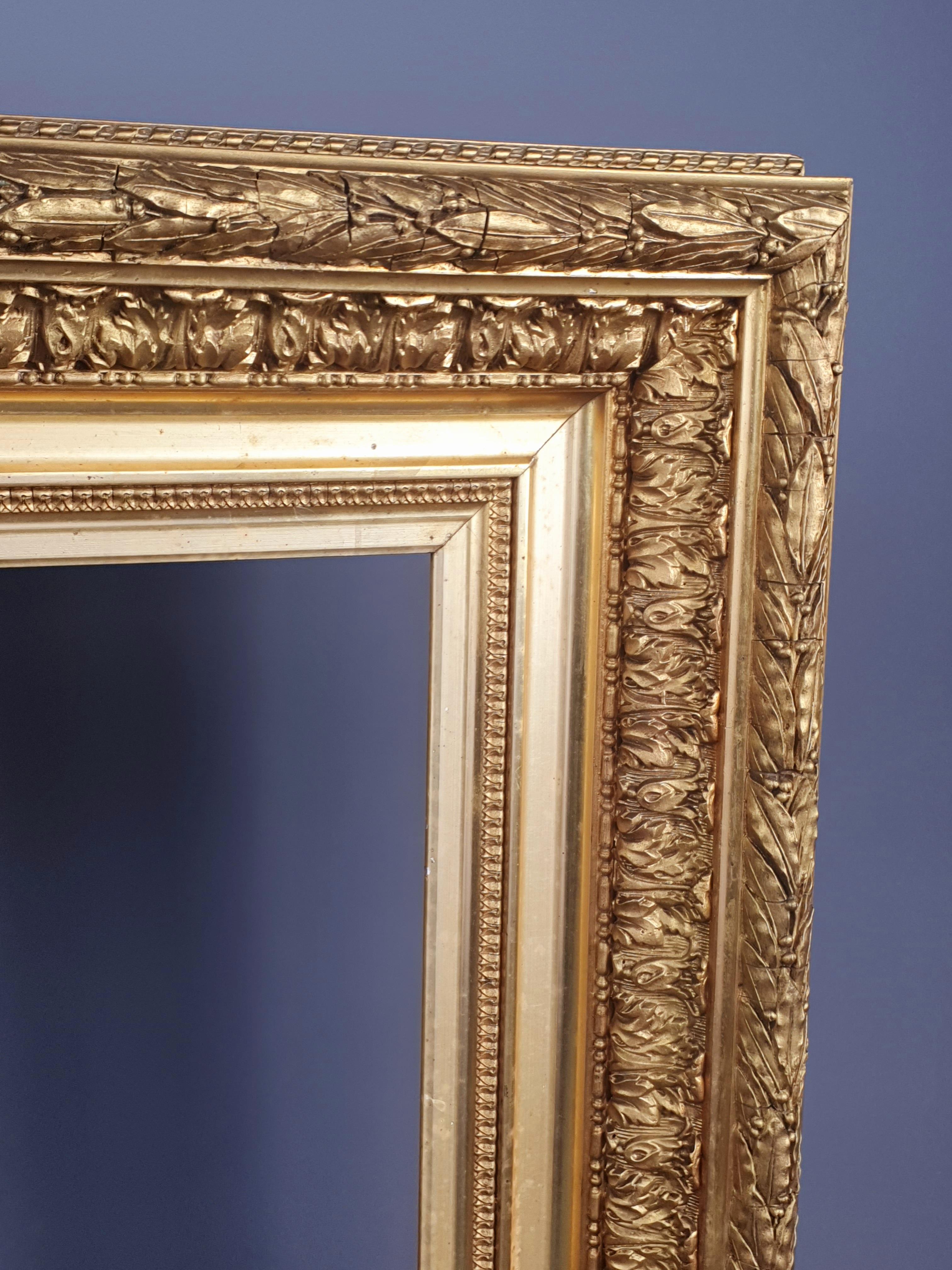 Doré Grand cadre Napoléon III en bois et stuc doré  en vente