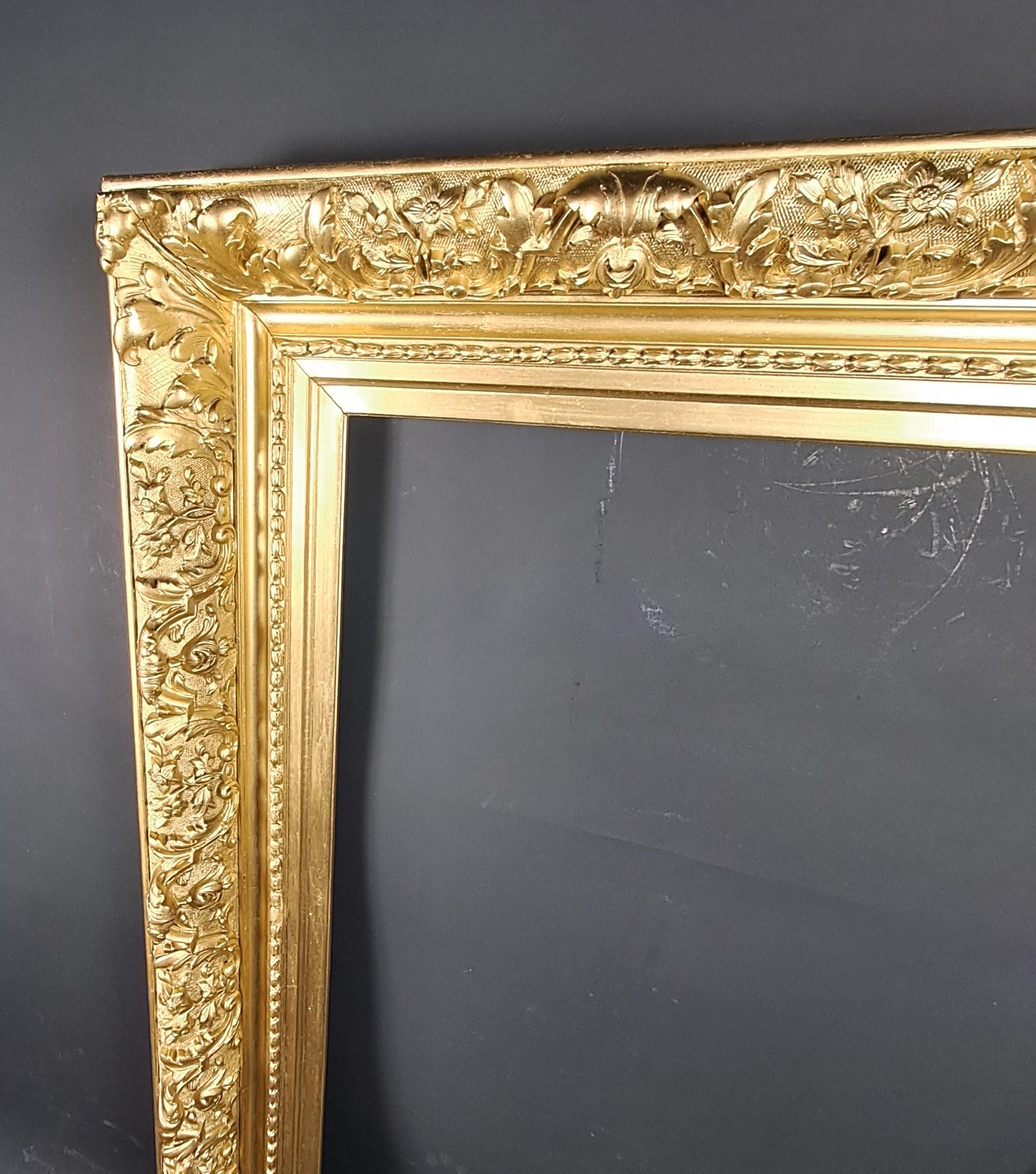 Gran marco Napoleón III de madera y estuco dorado Dorado en venta