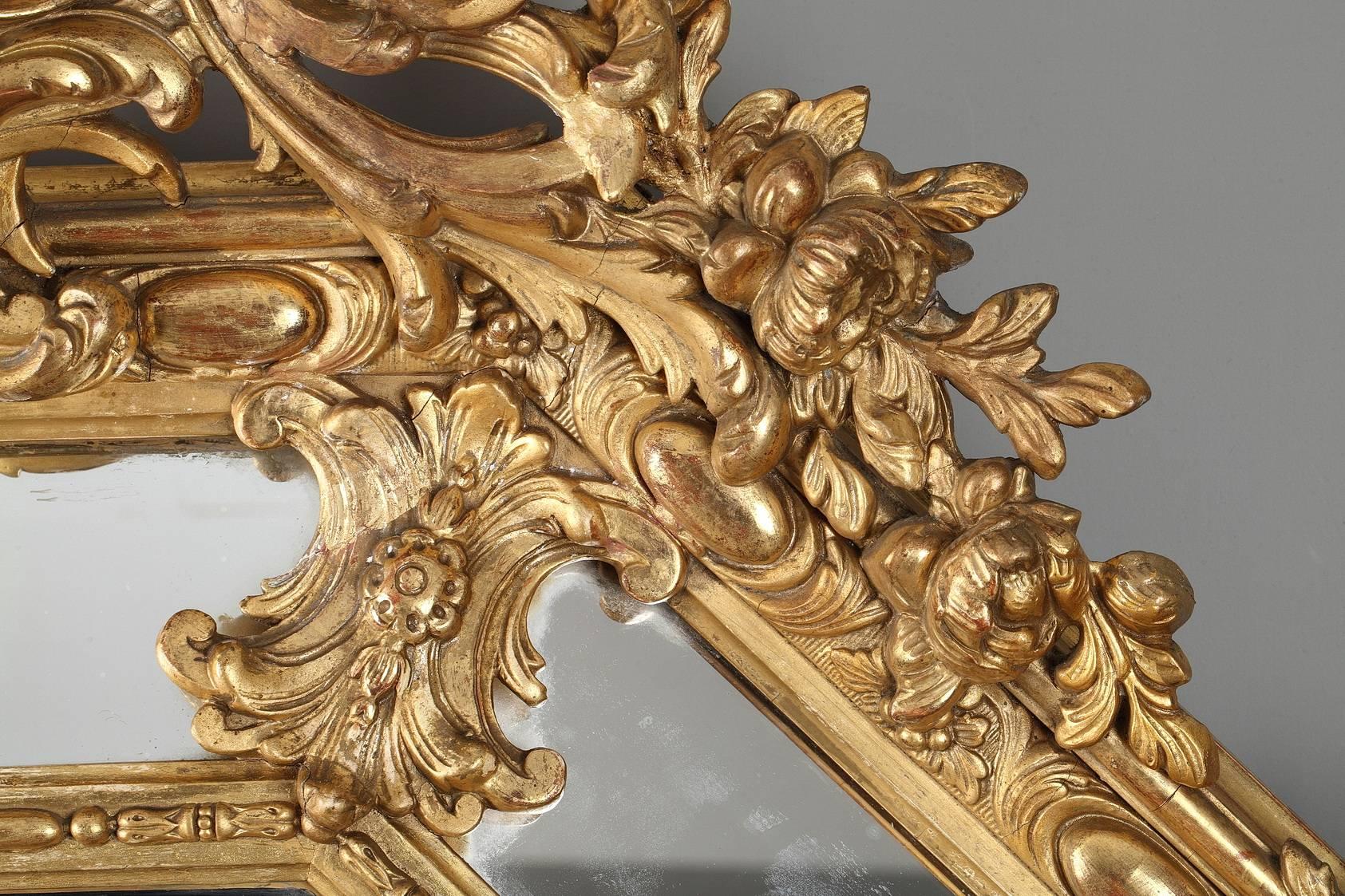 Very large octagonal mirror in giltwood and stucco. It is richly decorated with acanthus leaves, ova, floral motif and foliated scrolls. Bevel central mirror. Napoleon III period,

circa 1870.
Dimensions: W 39.4 in, D 2.8in, H 61 in.
Dimensions: