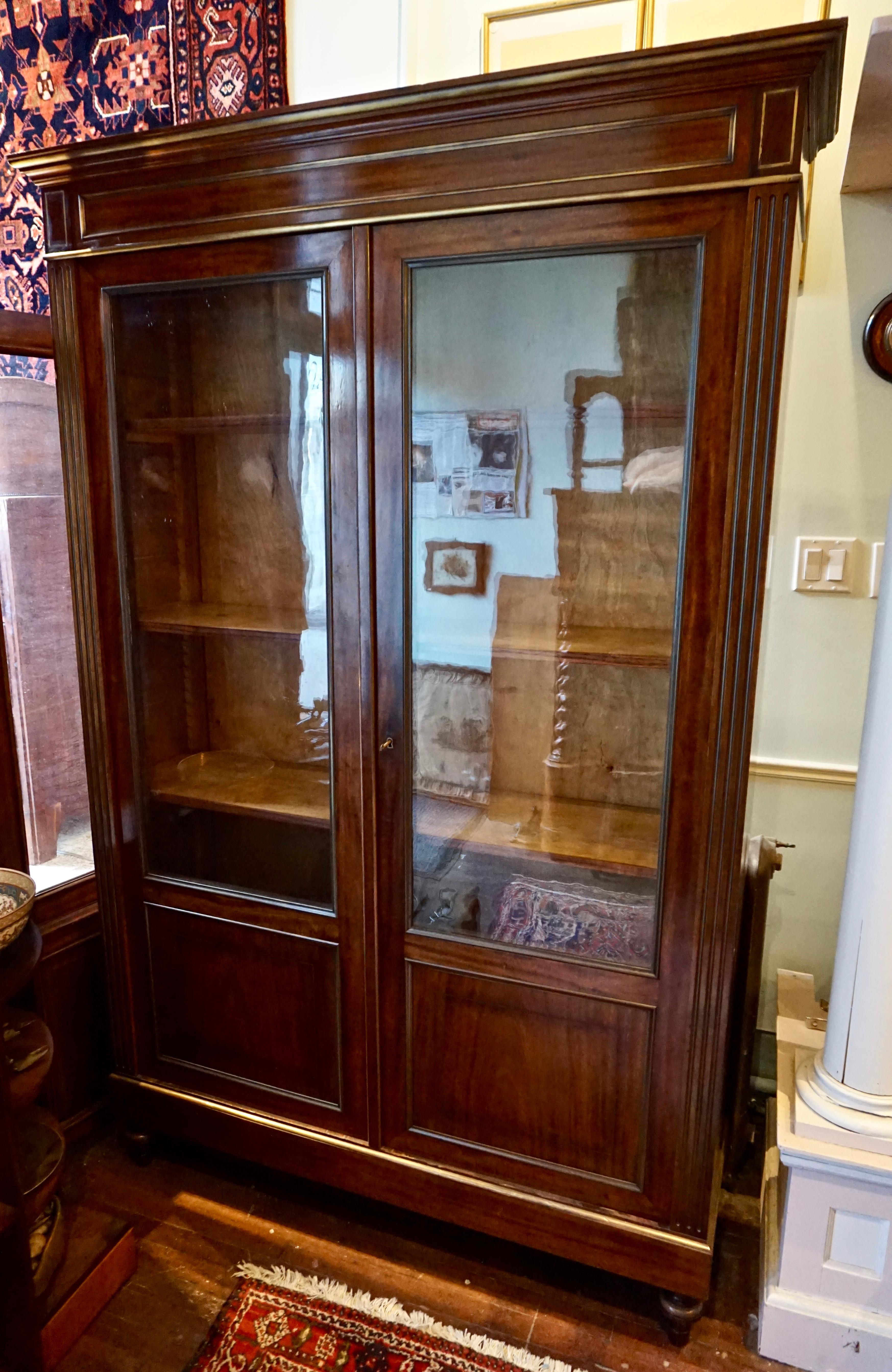 Francese Grande libreria Napoleone III in mogano, ottone dorato, grande libreria Cum Showcase Curio in vendita