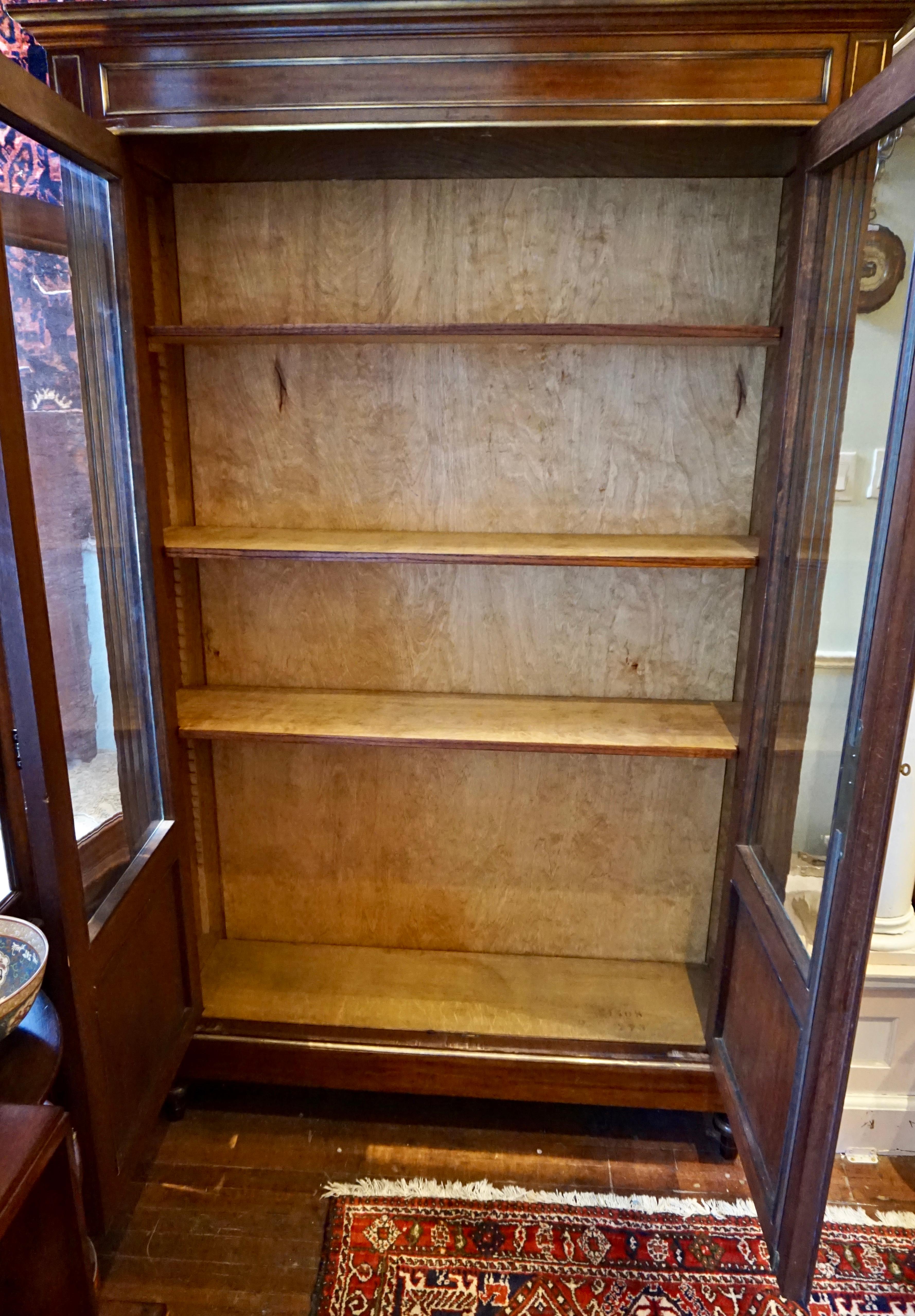 Falegnameria Grande libreria Napoleone III in mogano, ottone dorato, grande libreria Cum Showcase Curio in vendita