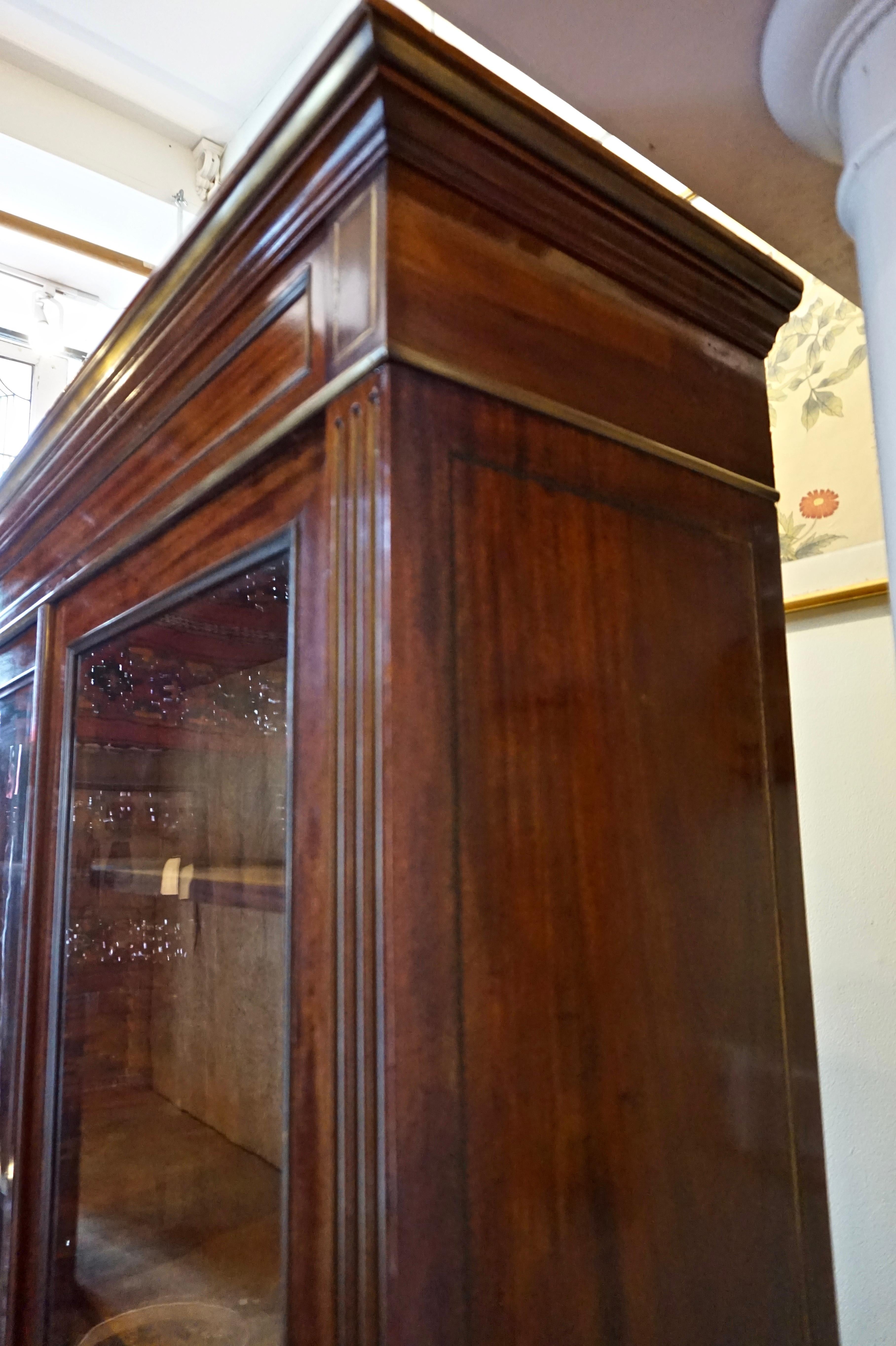 Ottone Grande libreria Napoleone III in mogano, ottone dorato, grande libreria Cum Showcase Curio in vendita